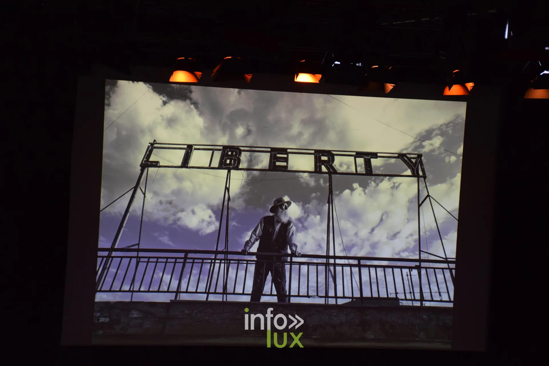 Salon Photo & Vidéo 2026, Grande Halle de la Villette, Paris : Une image projetée pendant la Grande Rencontre avec Nikos Aliagas, animée par Sophie Bernard