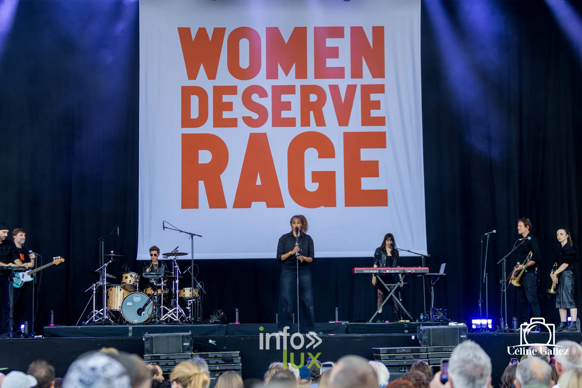 Les Solidarités 2026 à Namur, dimanche 6 septembre : Imany devant le visuel « Women Deserve Rage »