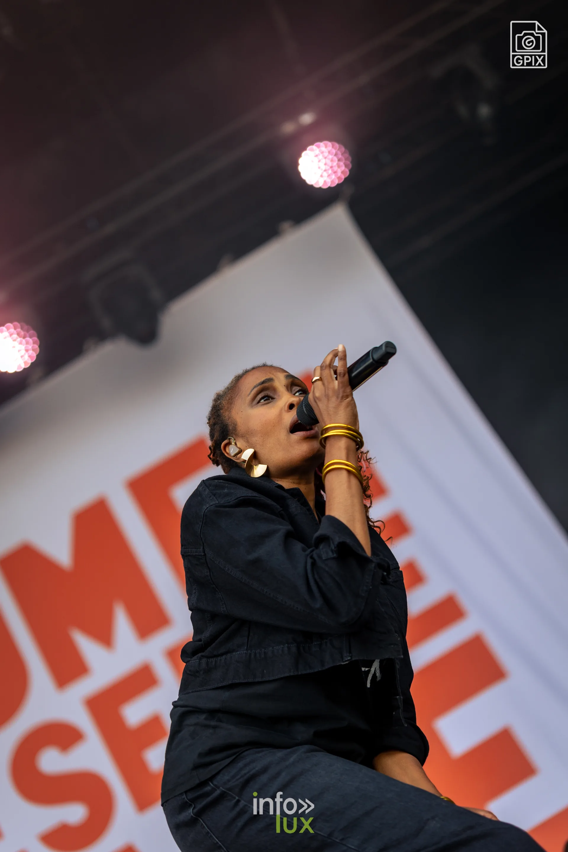 Les Solidarités 2026 à Namur, dimanche 6 septembre : Imany devant le visuel « Women Deserve Rage »