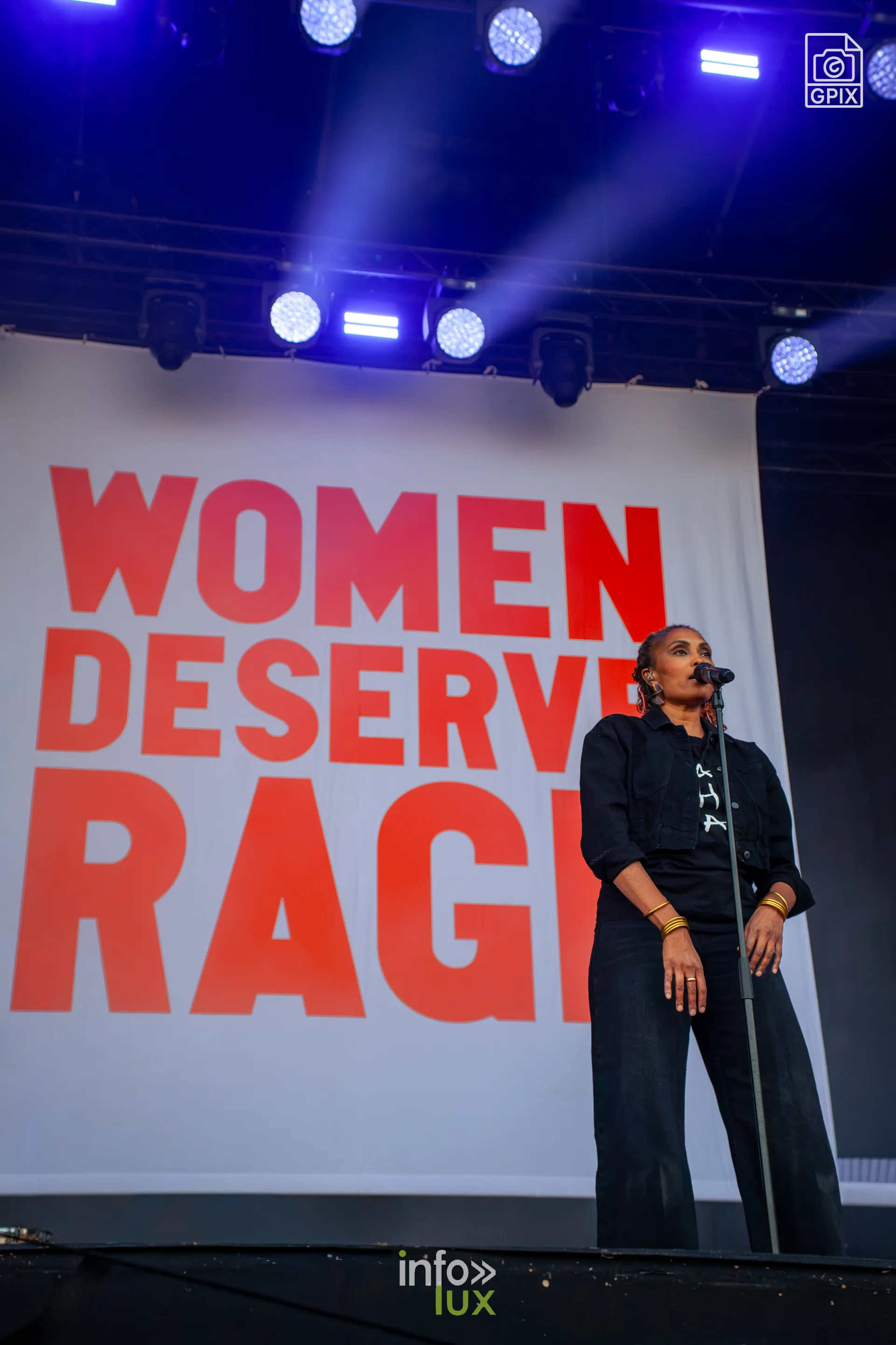 Les Solidarités 2026 à Namur, dimanche 6 septembre : Imany devant le visuel « Women Deserve Rage »