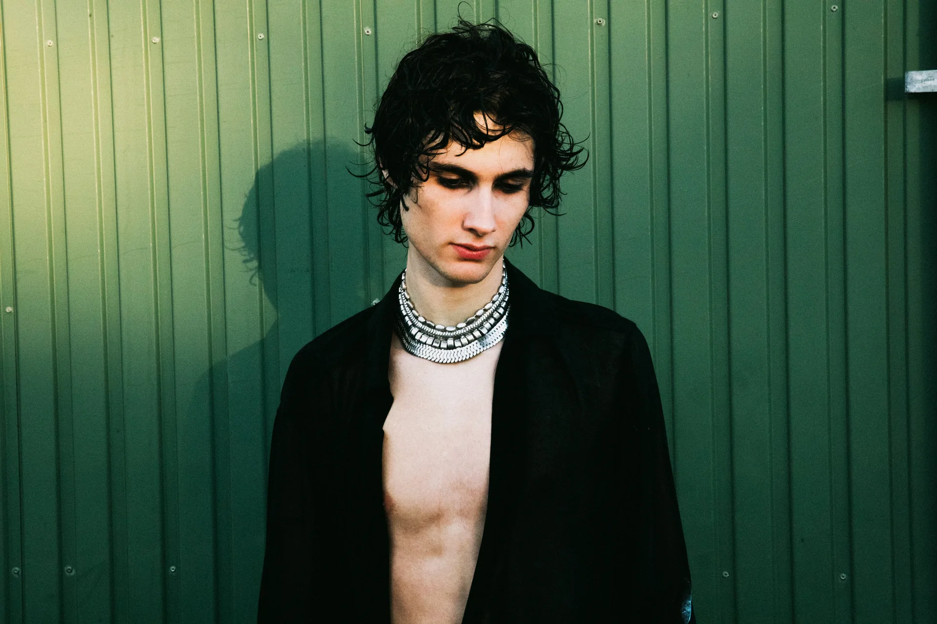 Sombr, chanteur américain, photo de presse pour le Main Square Festival 2027
