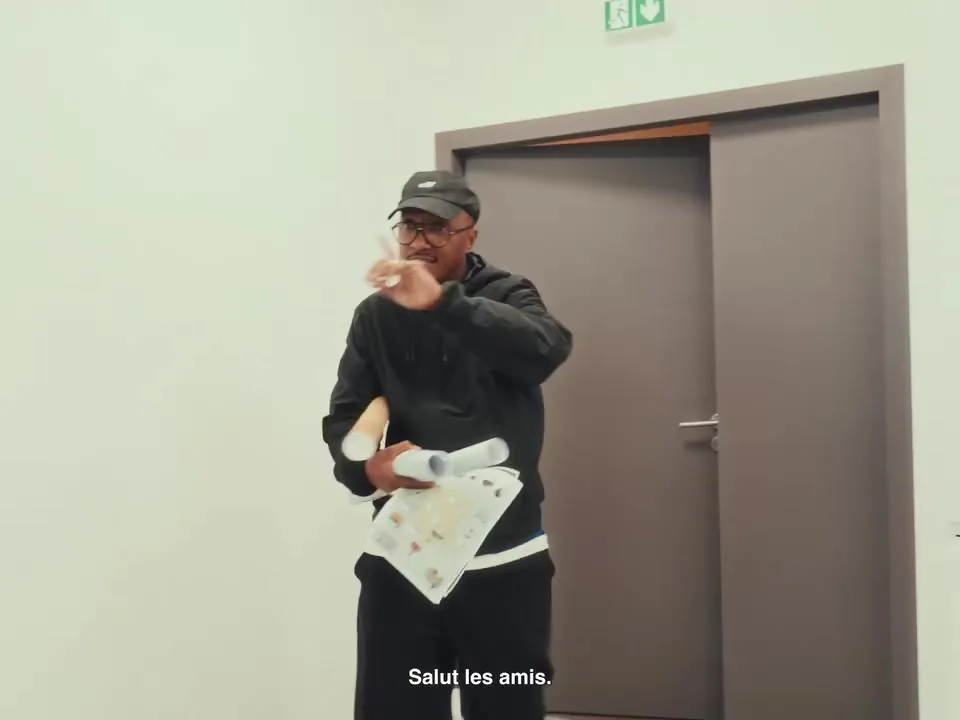 Capture de la vidéo officielle « La carte des séances de dédicace » de Soprano (image 12)