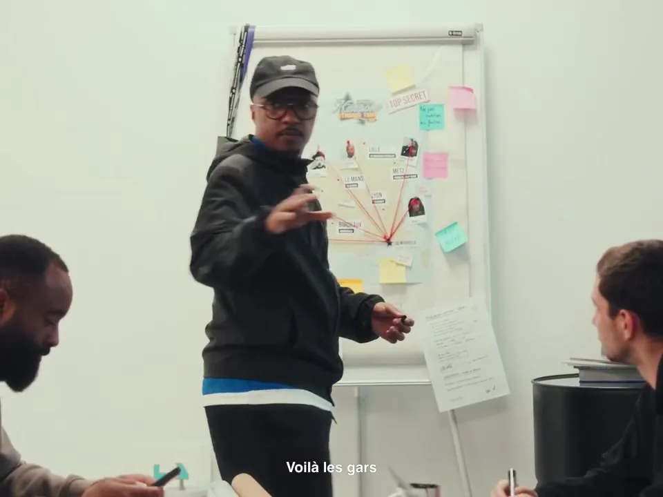 Capture de la vidéo officielle « La carte des séances de dédicace » de Soprano (image 16)