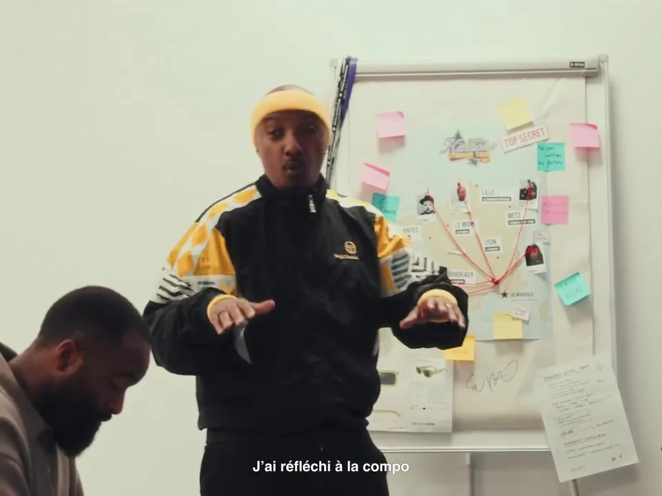 Capture de la vidéo officielle « La carte des séances de dédicace » de Soprano (image 24)