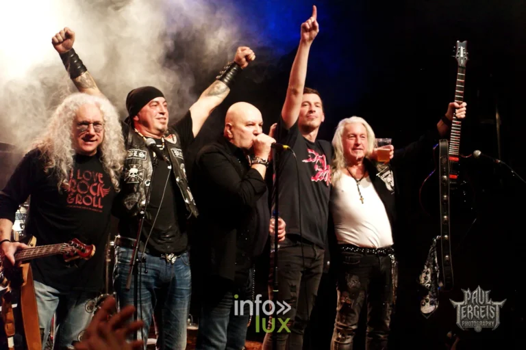 Nick Gardi, Calin Uram, Vince Cardillo, Nikko Popoulos et Pat Fréson de SteeLover au Metal Festival d’Alleur, 8 janvier 2022 (photo Paul Tergeist Photography)