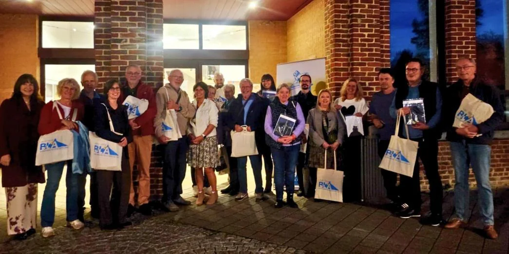 Les gagnants du concours « Sur les traces du Lion » réunis lors du vernissage à l’École des Arts de Braine-l’Alleud