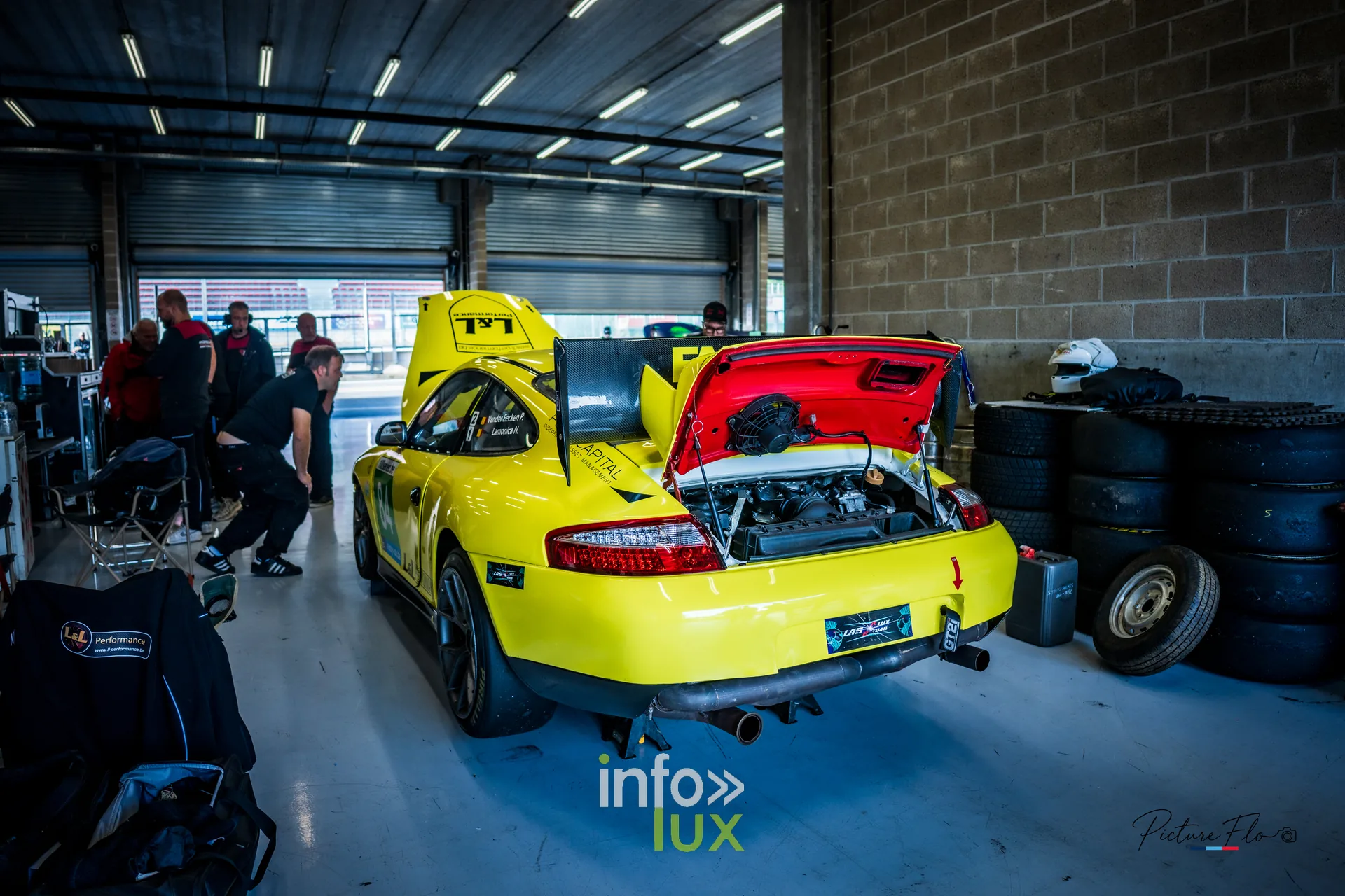 Team 84 au BGDC SuperSpa 2026 à Spa-Francorchamps : la #84 dans le box, capot arrière ouvert