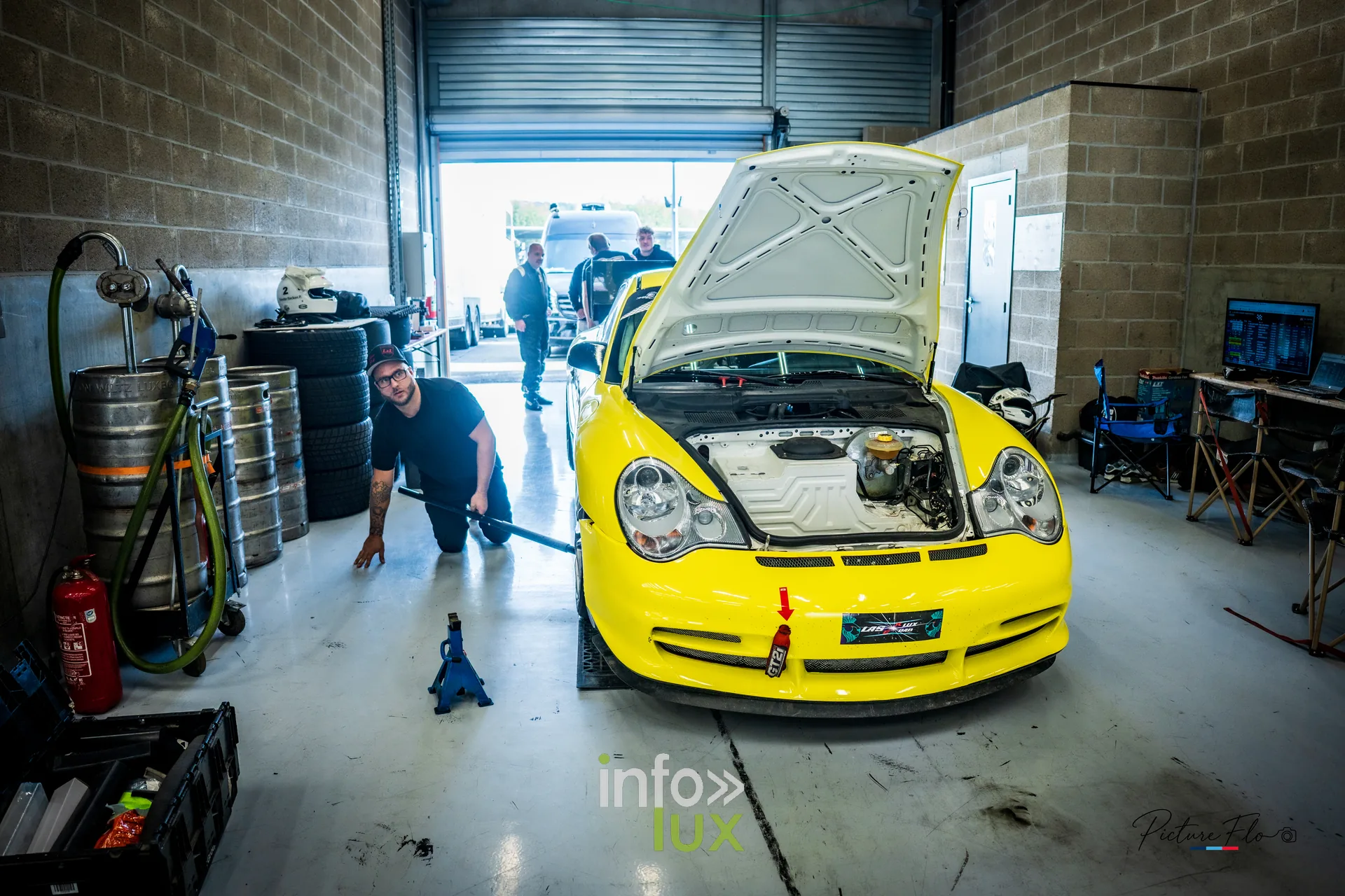 Team 84 au BGDC SuperSpa 2026 à Spa-Francorchamps : la #84 capot avant ouvert dans le box