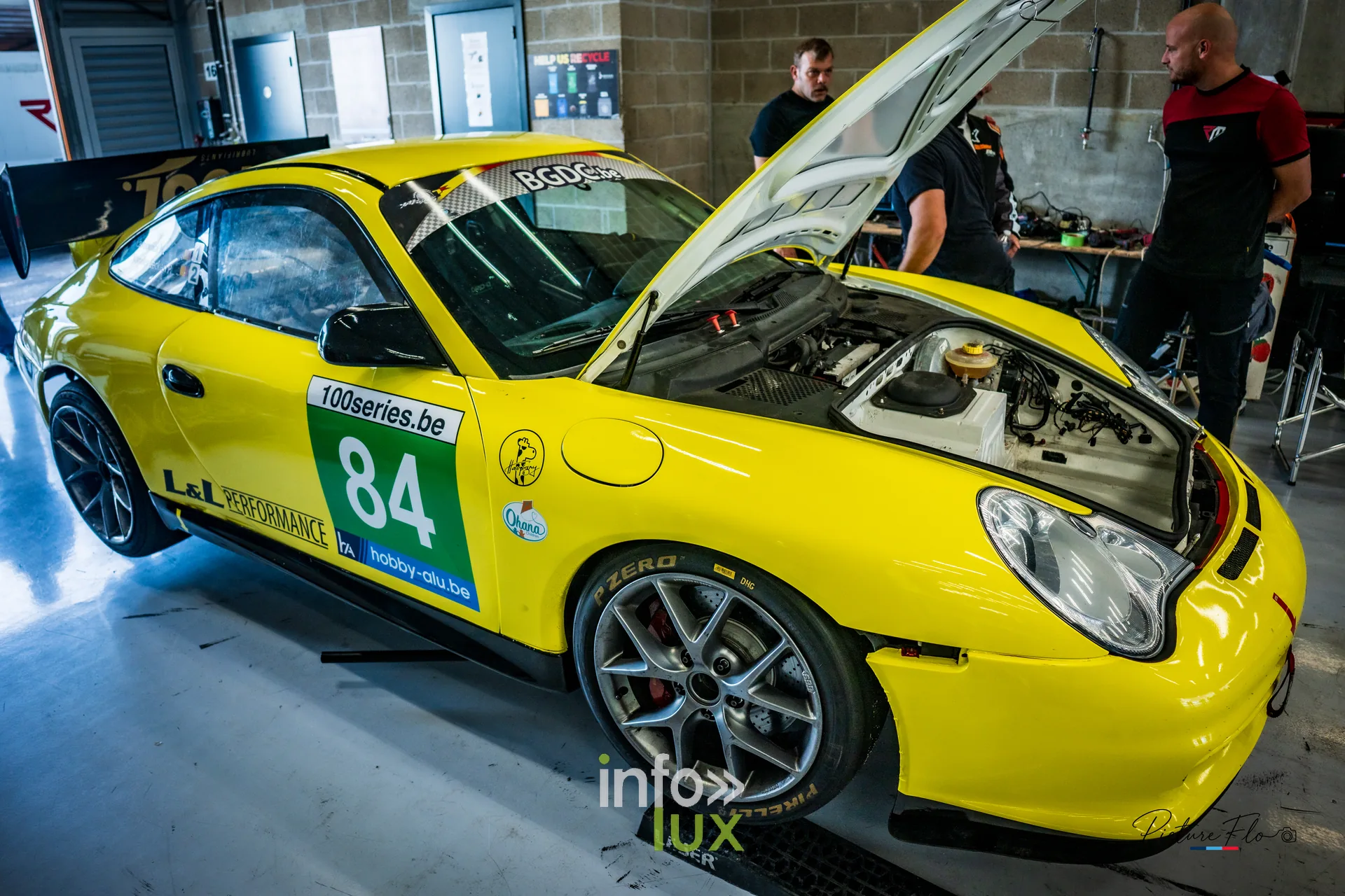 Team 84 au BGDC SuperSpa 2026 à Spa-Francorchamps : un mécanicien penché sur la #84, capot ouvert