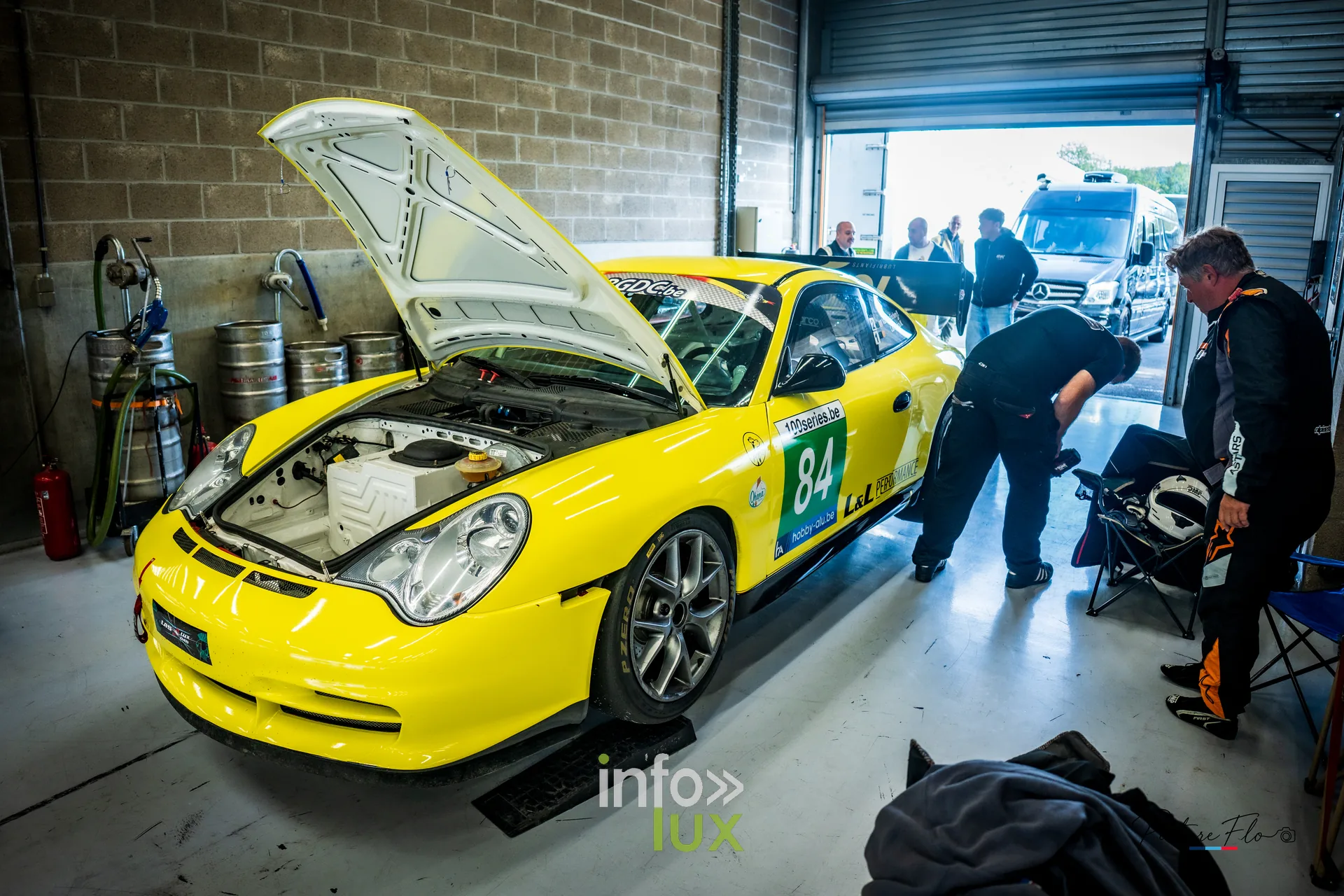 Team 84 au BGDC SuperSpa 2026 à Spa-Francorchamps : la #84 en préparation dans le box