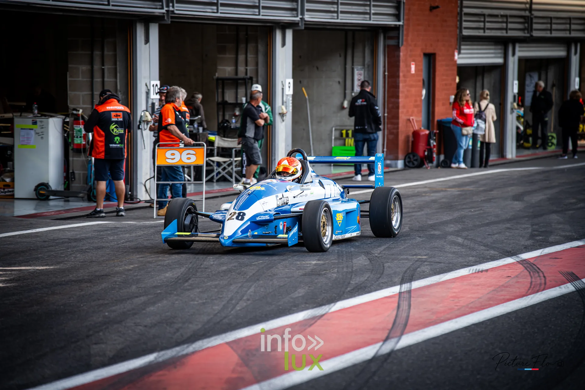 Team 84 au BGDC SuperSpa 2026 à Spa-Francorchamps : une monoplace bleue dans la voie des stands