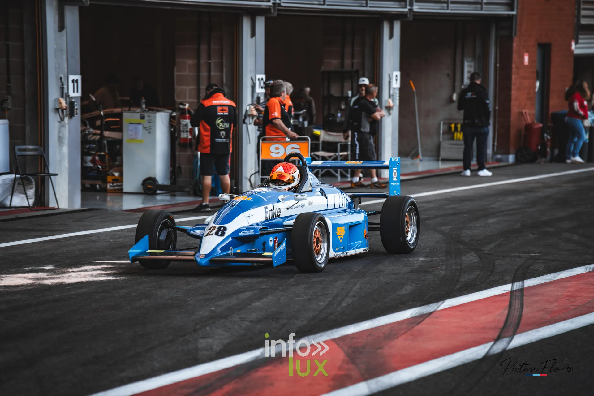 Team 84 au BGDC SuperSpa 2026 à Spa-Francorchamps : une monoplace bleue devant les box