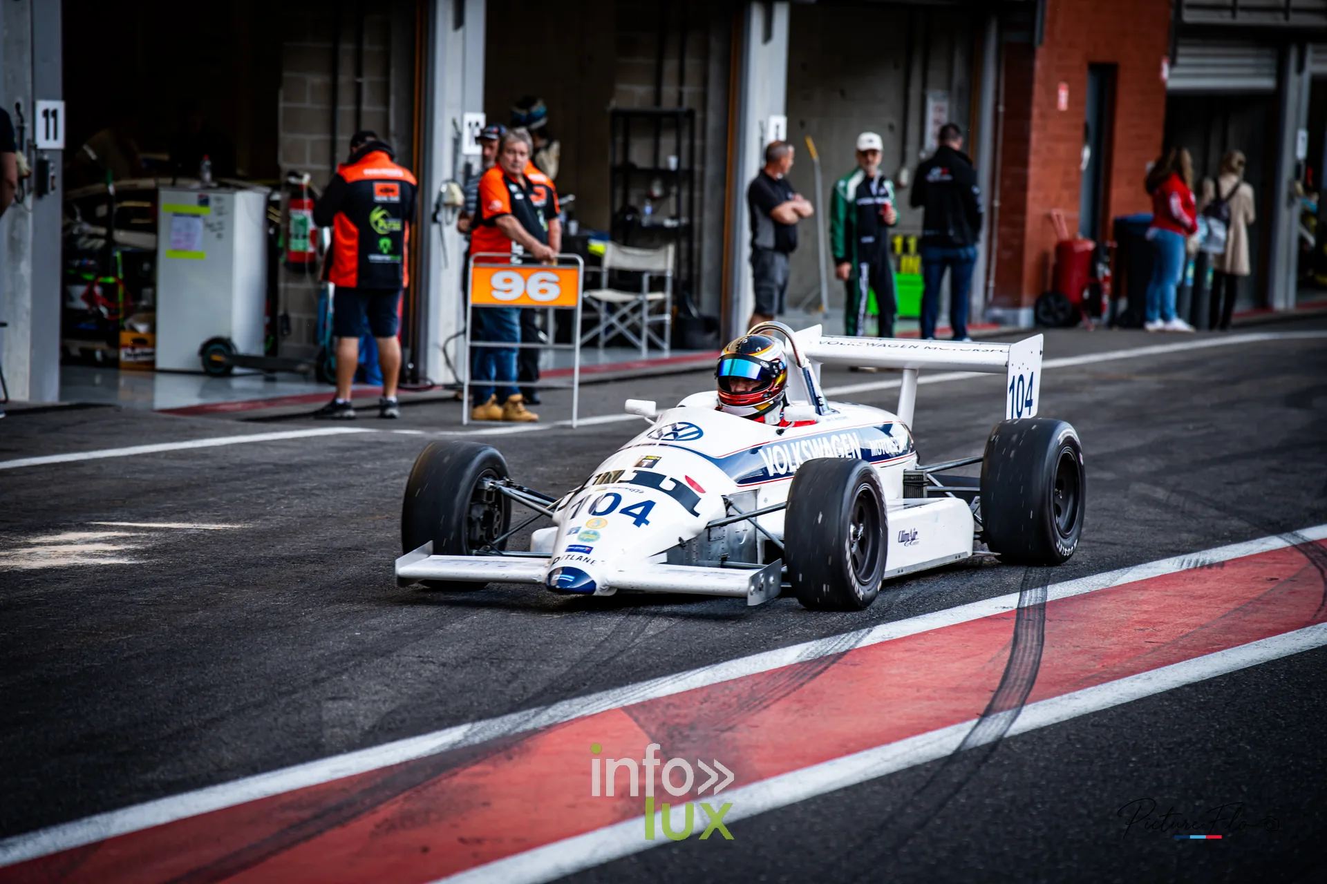 Team 84 au BGDC SuperSpa 2026 à Spa-Francorchamps : une monoplace blanche dans la voie des stands