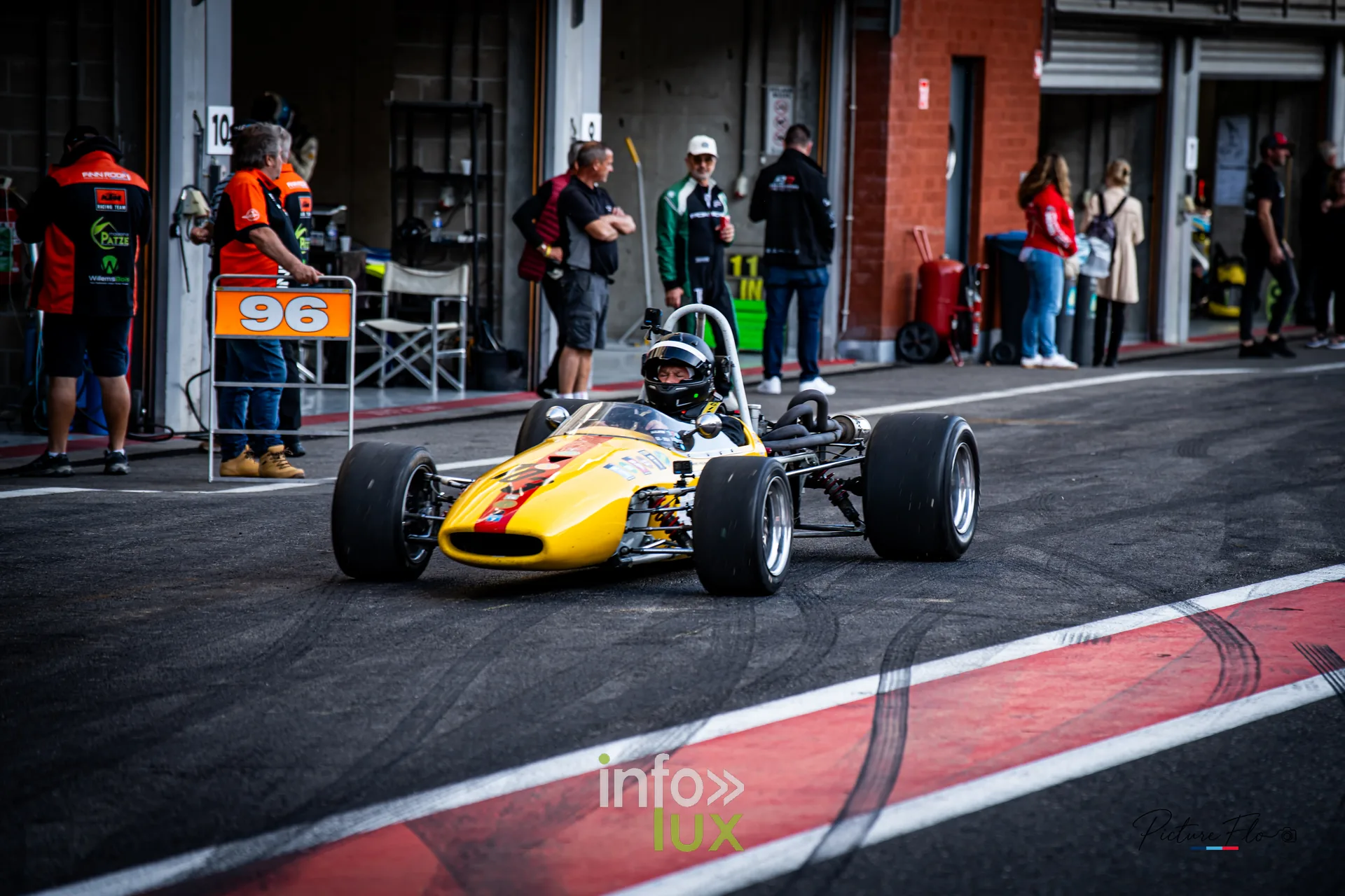 Team 84 au BGDC SuperSpa 2026 à Spa-Francorchamps : une monoplace jaune et rouge dans la voie des stands