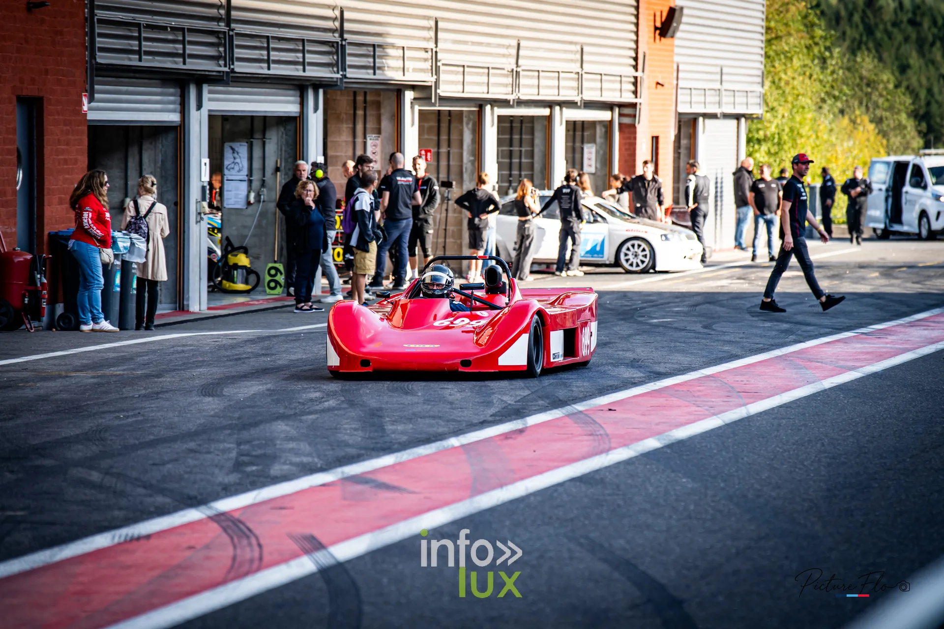 Team 84 au BGDC SuperSpa 2026 à Spa-Francorchamps : un prototype rouge devant les box