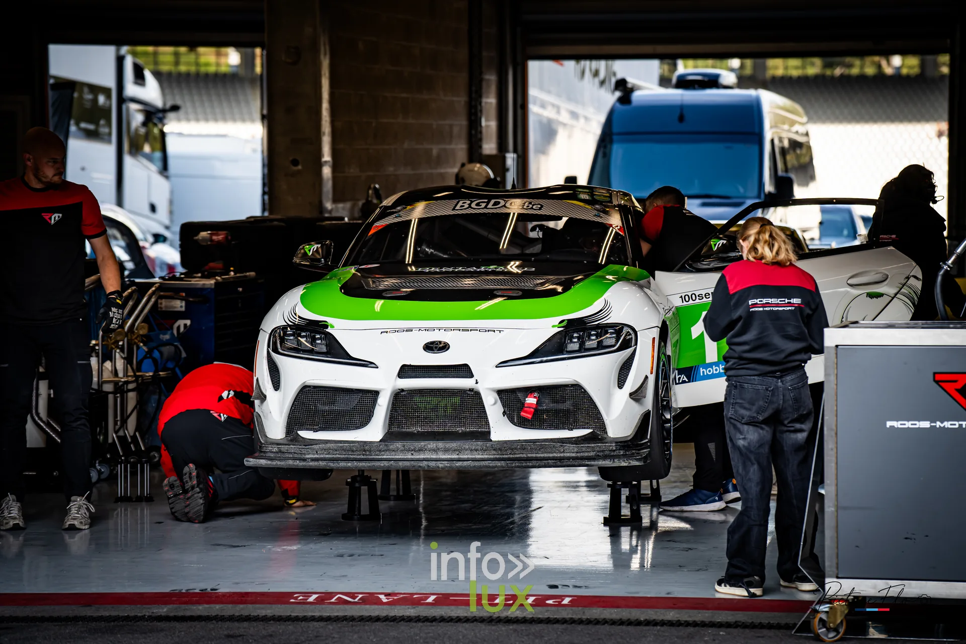 Team 84 au BGDC SuperSpa 2026 à Spa-Francorchamps : une Toyota Supra blanche et verte au box
