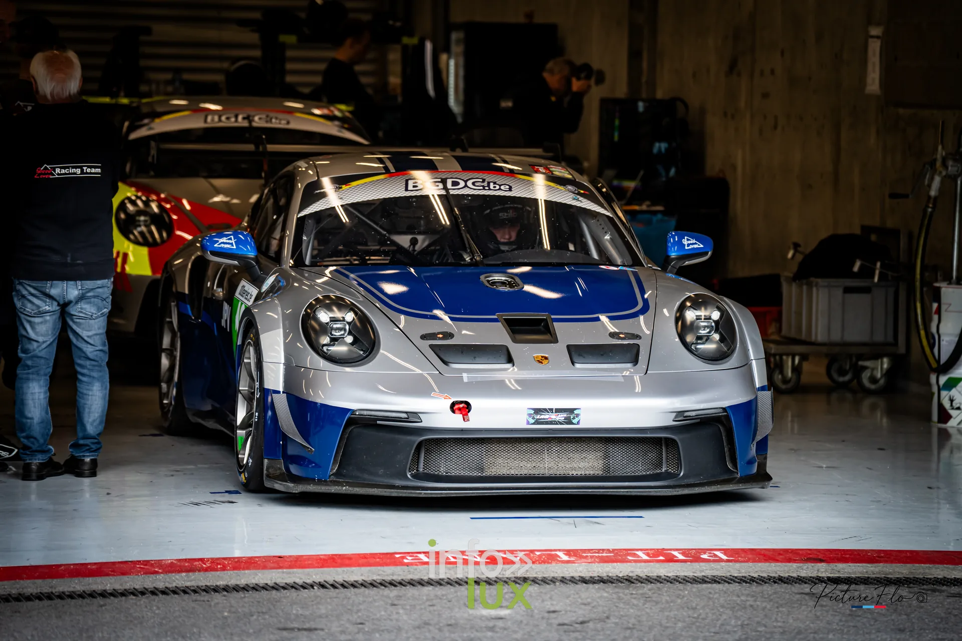 Team 84 au BGDC SuperSpa 2026 à Spa-Francorchamps : une Porsche grise et bleue dans son box