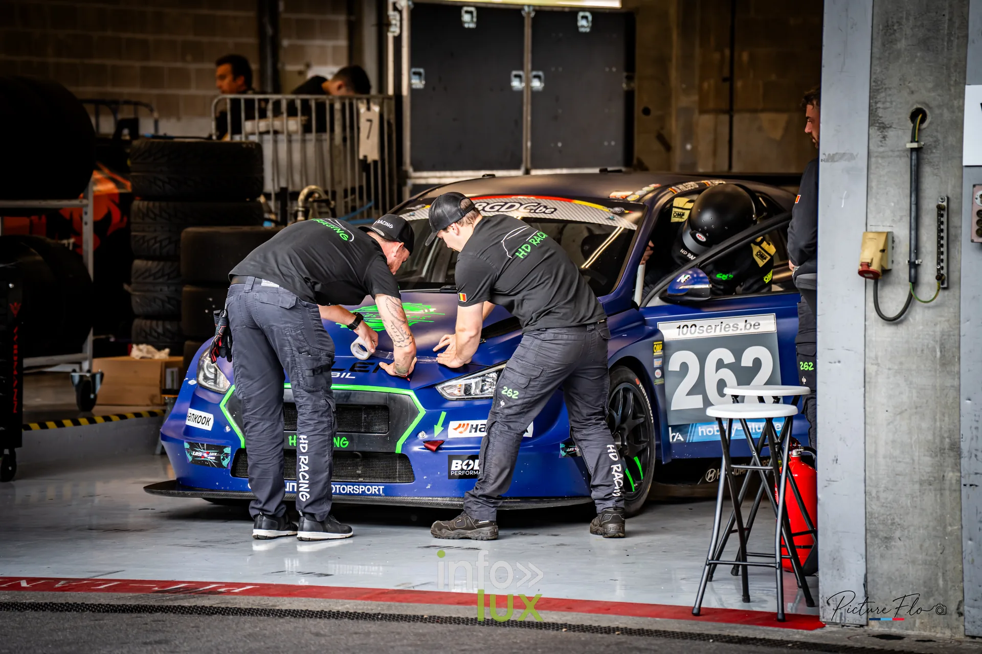 Team 84 au BGDC SuperSpa 2026 à Spa-Francorchamps : des mécaniciens autour d’une voiture bleue #262