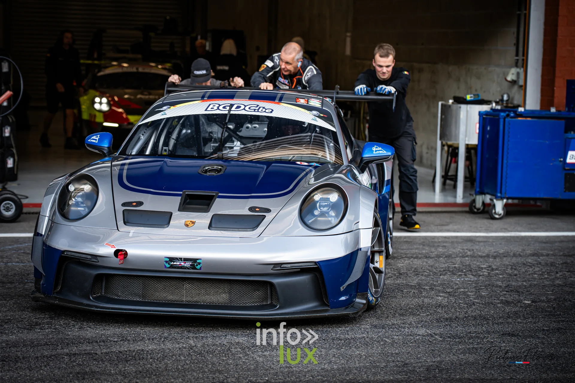 Team 84 au BGDC SuperSpa 2026 à Spa-Francorchamps : une Porsche grise et bleue poussée hors du box