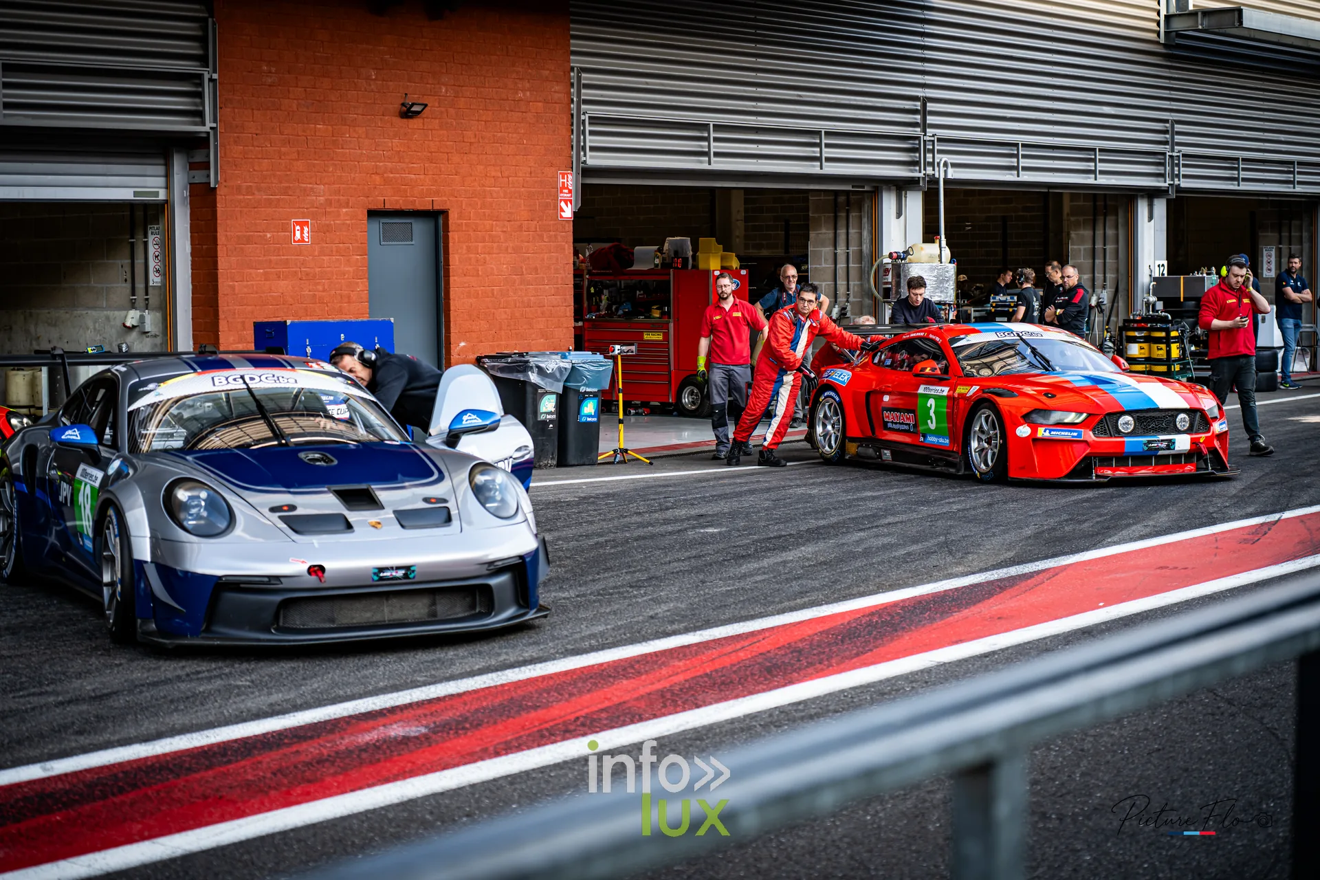 Team 84 au BGDC SuperSpa 2026 à Spa-Francorchamps : une Porsche grise et bleue et une Mustang rouge dans la voie des stands