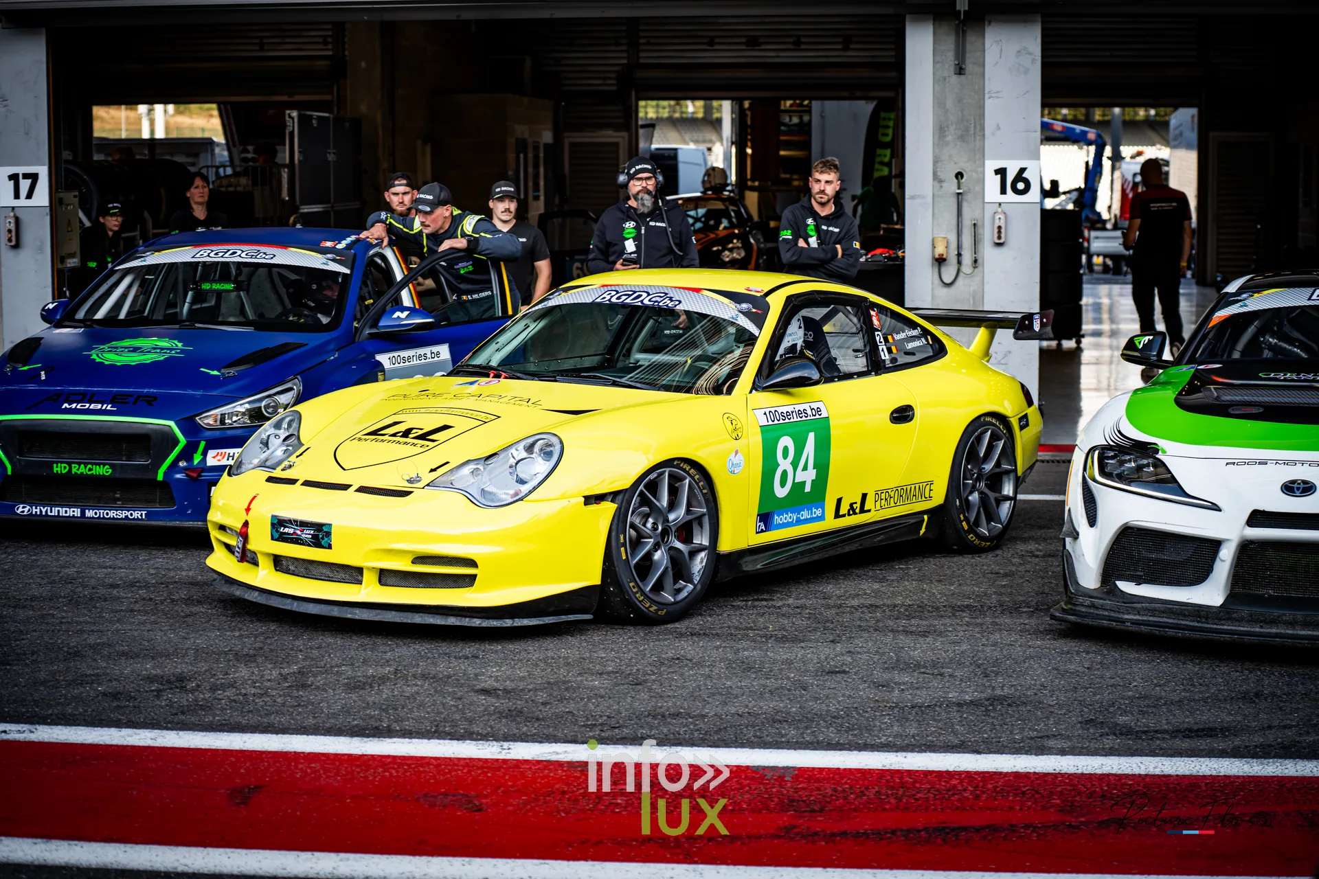 Team 84 au BGDC SuperSpa 2026 à Spa-Francorchamps : la #84 devant son box, entre deux concurrentes