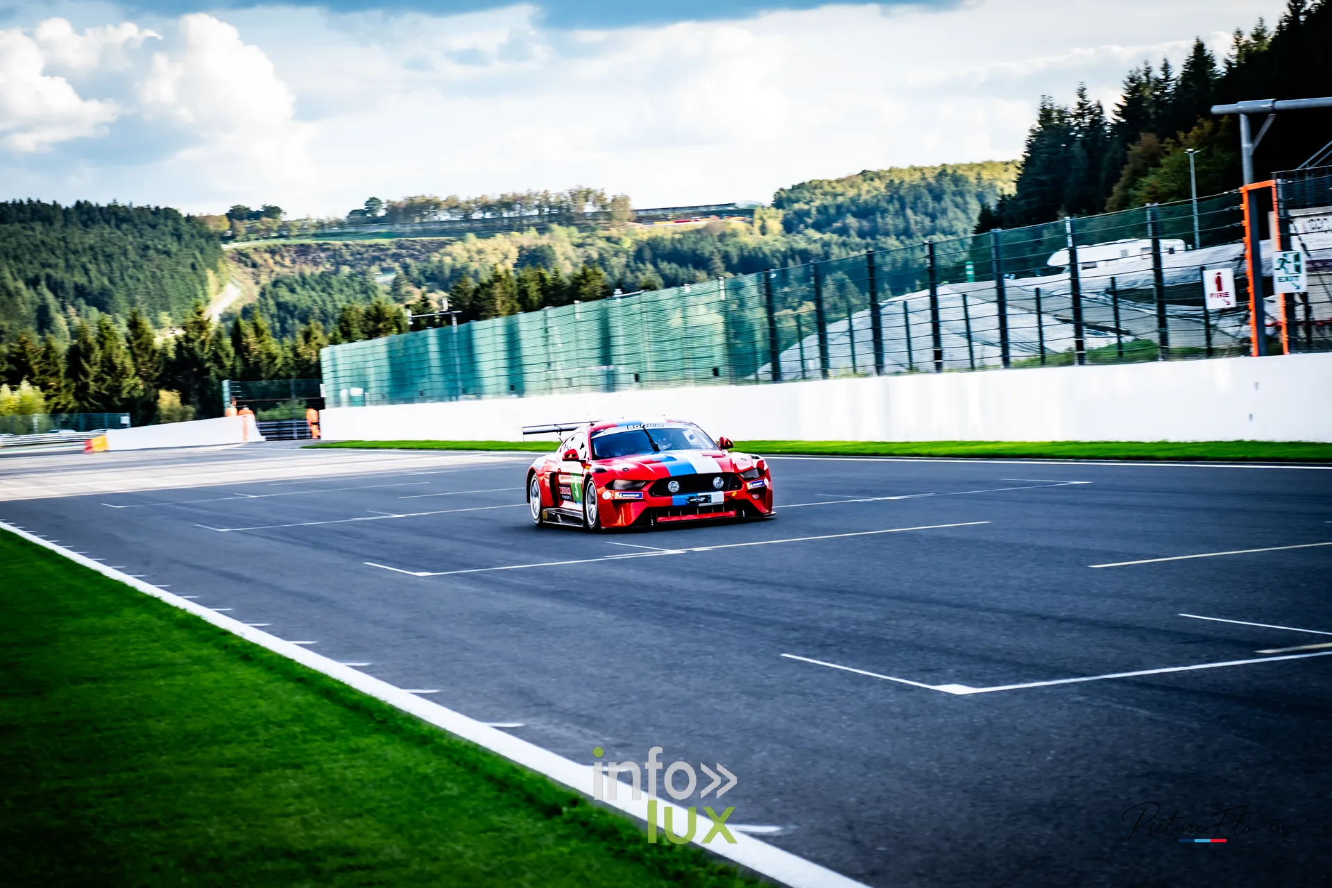 Team 84 au BGDC SuperSpa 2026 à Spa-Francorchamps : une voiture rouge sur la ligne droite des stands