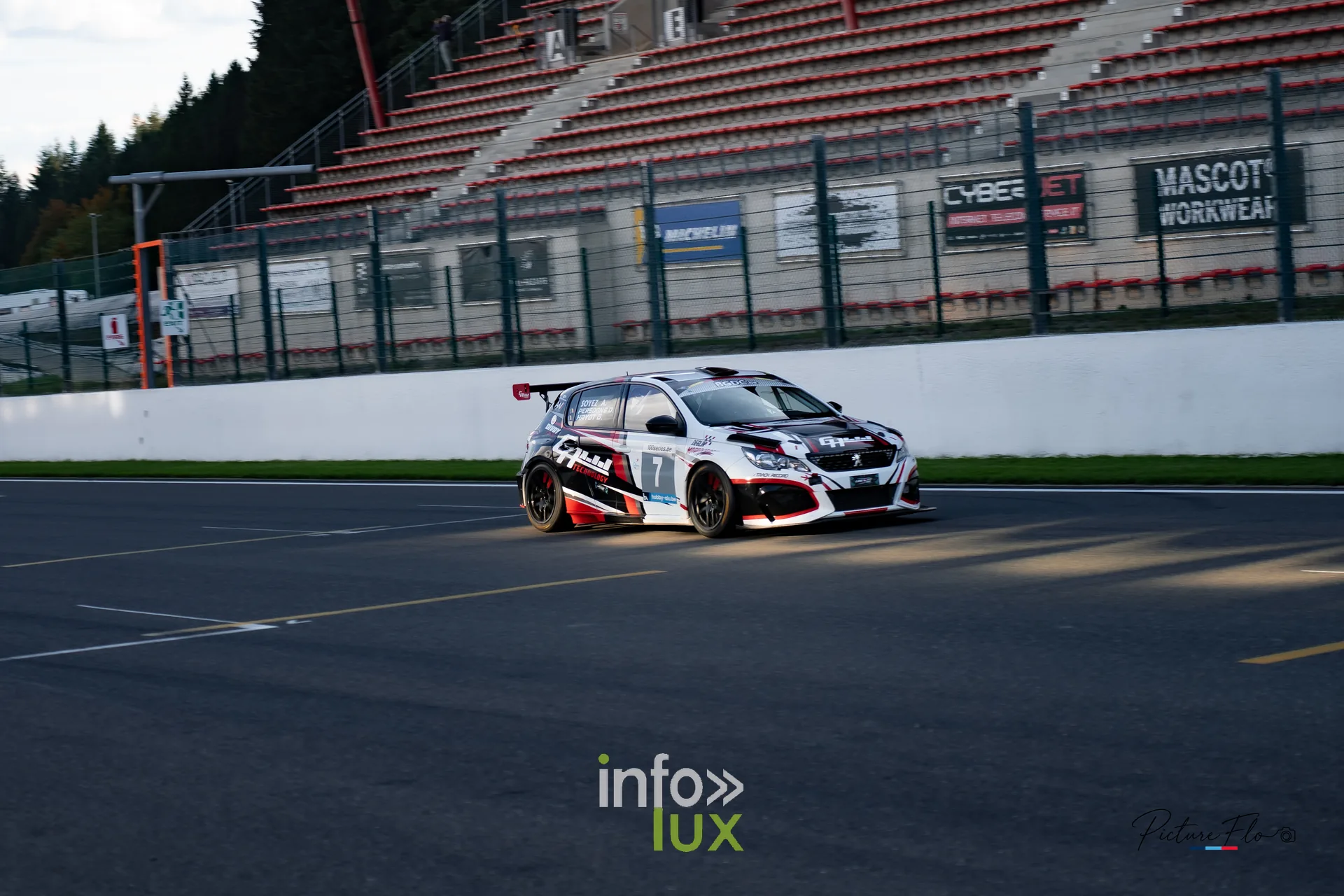 Team 84 au BGDC SuperSpa 2026 à Spa-Francorchamps : une voiture blanche et rouge en piste