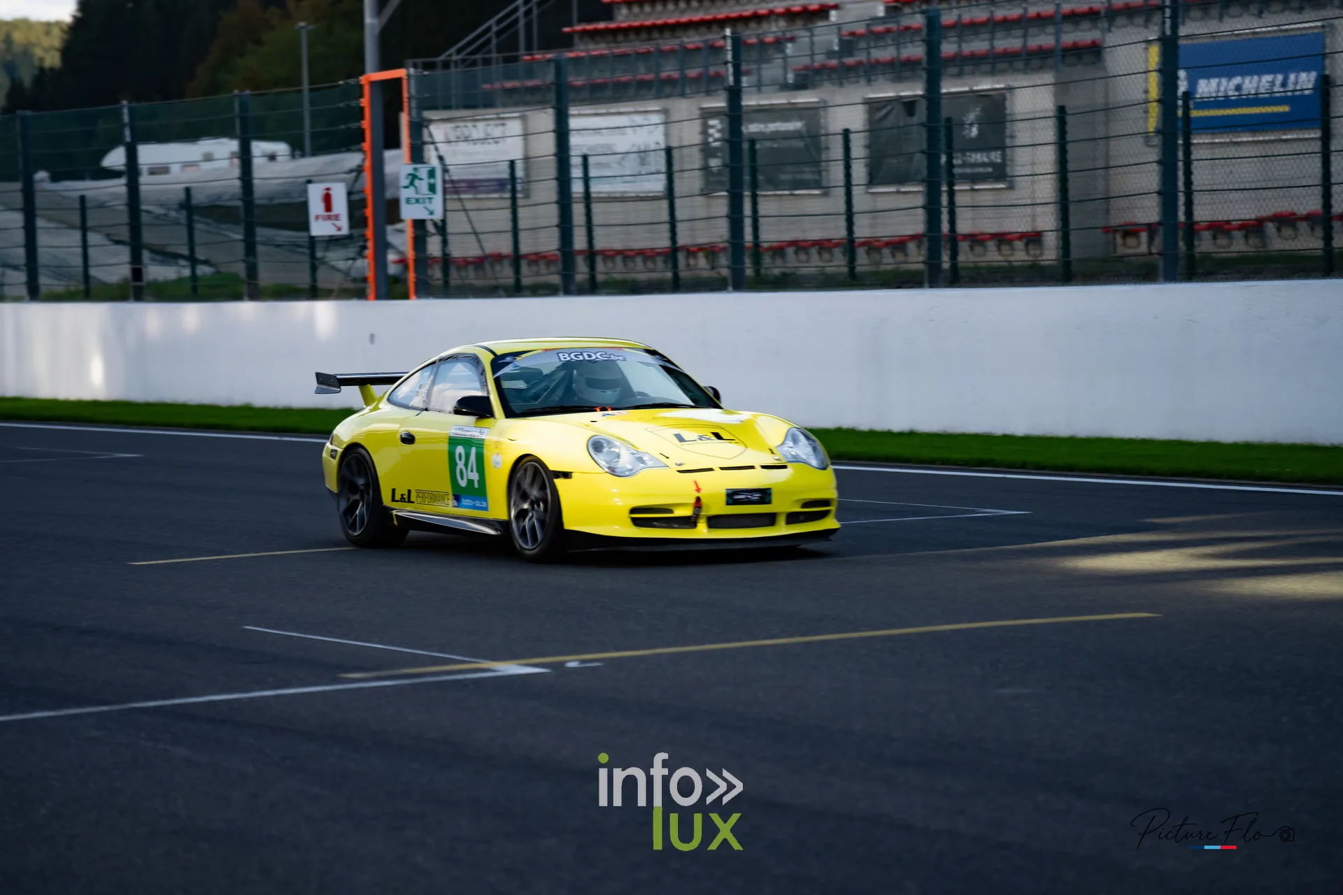 Team 84 au BGDC SuperSpa 2026 à Spa-Francorchamps : la #84 sur la ligne droite des stands