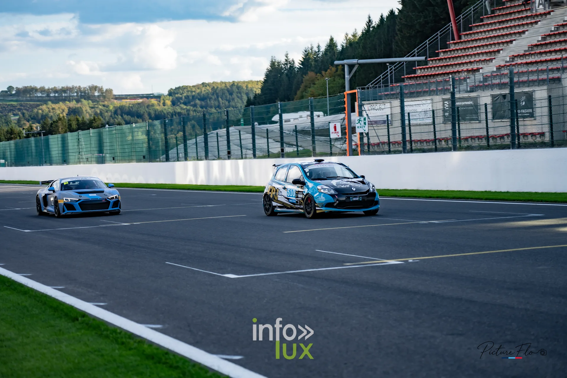 Team 84 au BGDC SuperSpa 2026 à Spa-Francorchamps : deux voitures en piste devant les tribunes