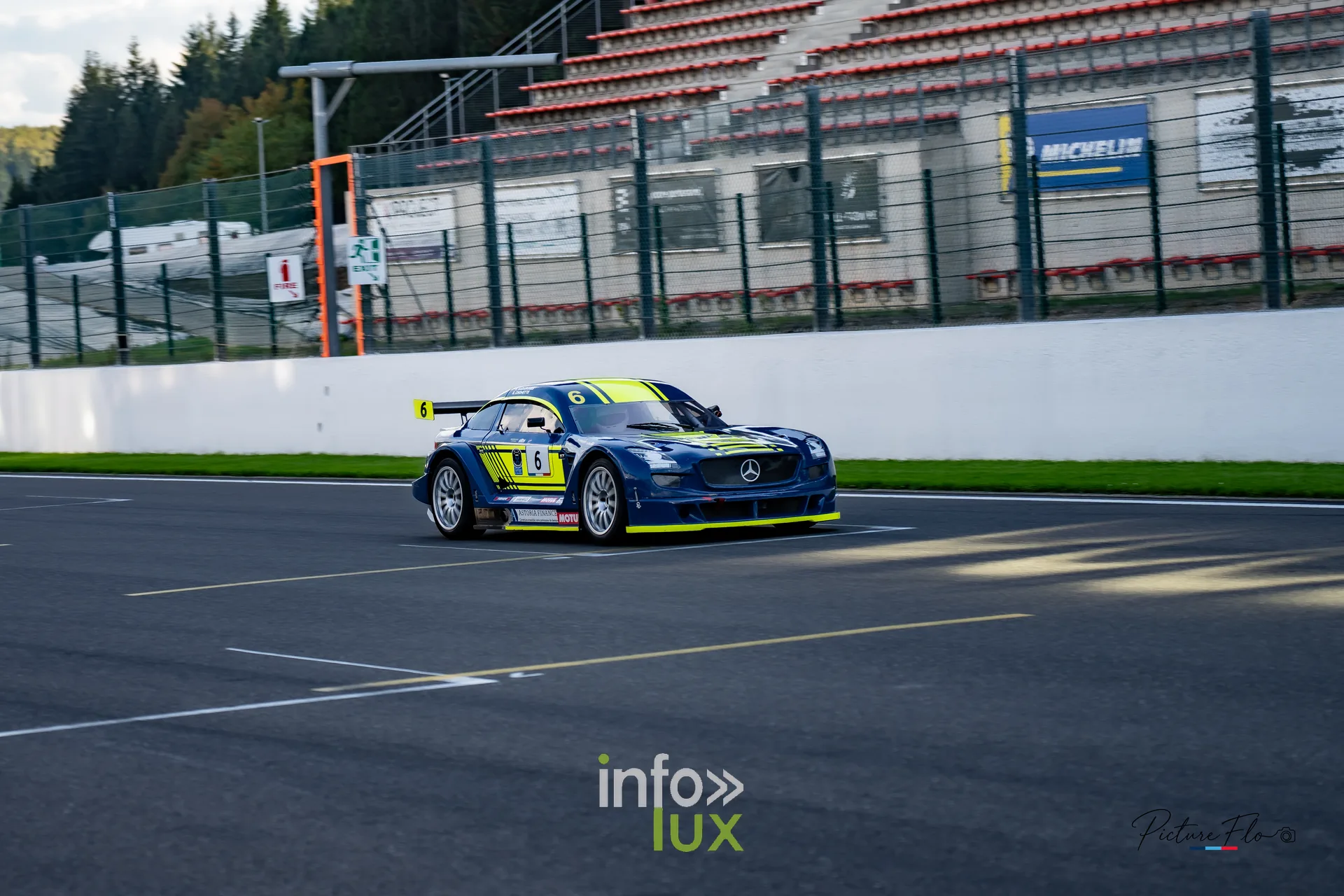 Team 84 au BGDC SuperSpa 2026 à Spa-Francorchamps : une voiture bleue en piste