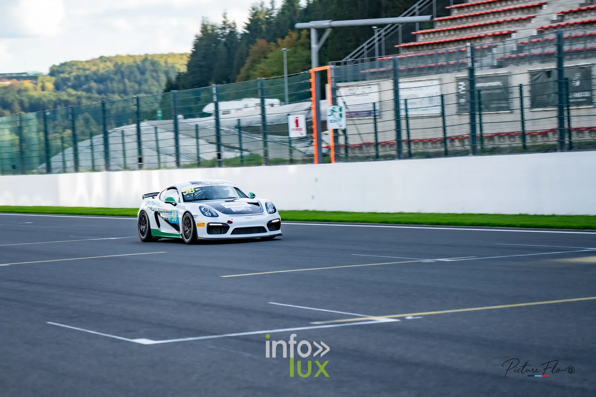 Team 84 au BGDC SuperSpa 2026 à Spa-Francorchamps : une Porsche Cayman blanche en piste