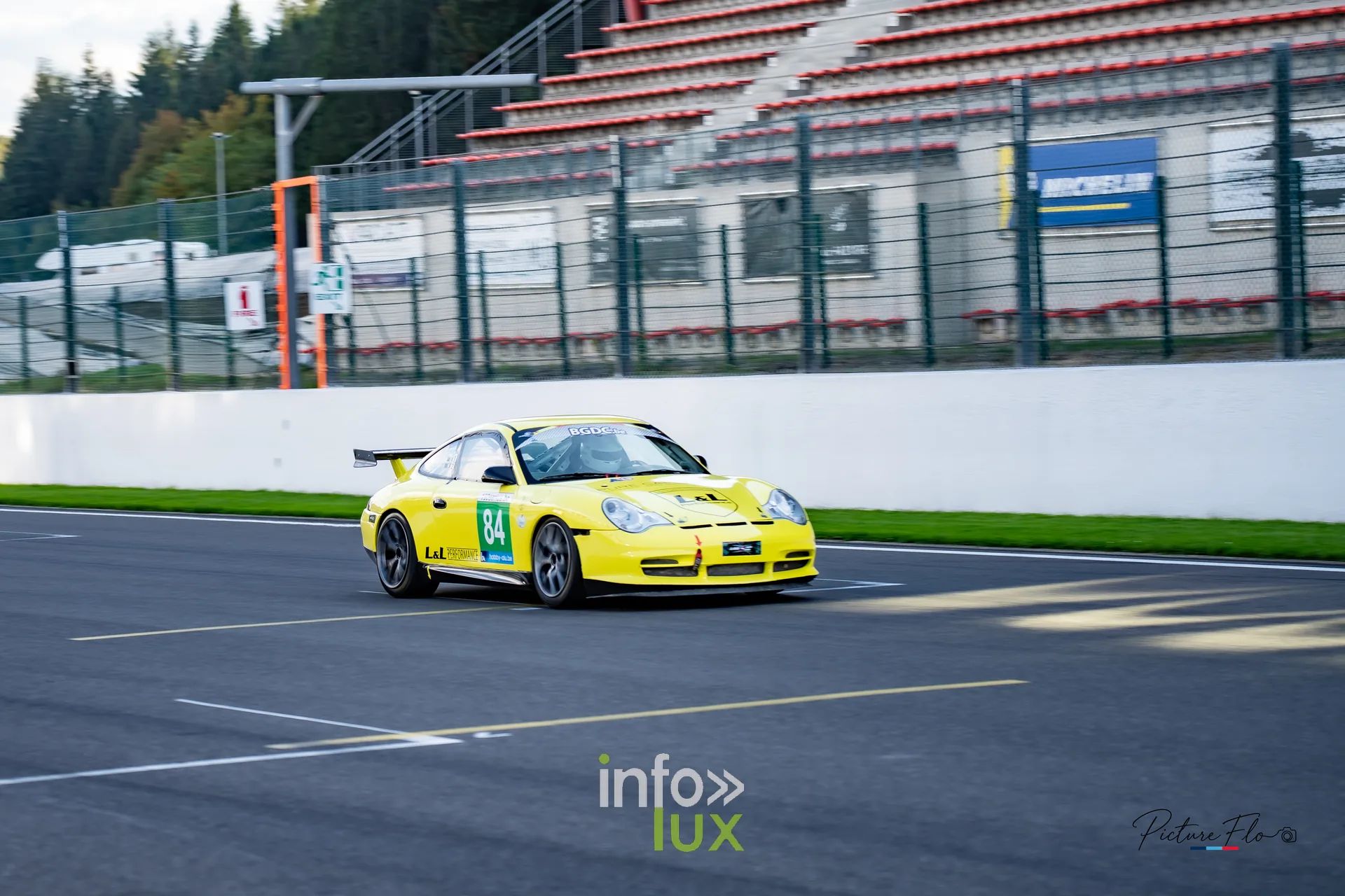 Team 84 au BGDC SuperSpa 2026 à Spa-Francorchamps : la #84 devant les tribunes
