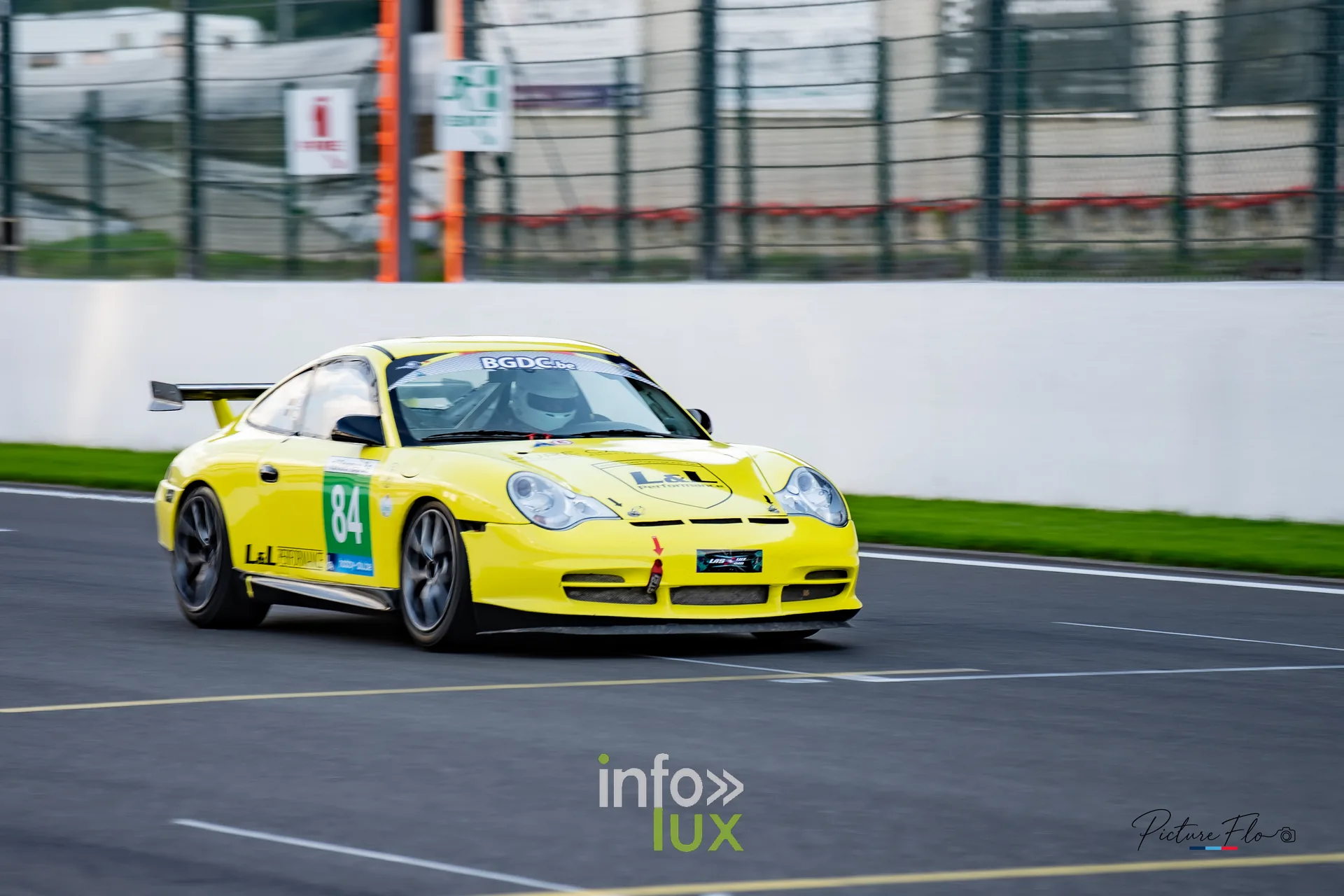 Team 84 au BGDC SuperSpa 2026 à Spa-Francorchamps : la #84 en piste devant les tribunes