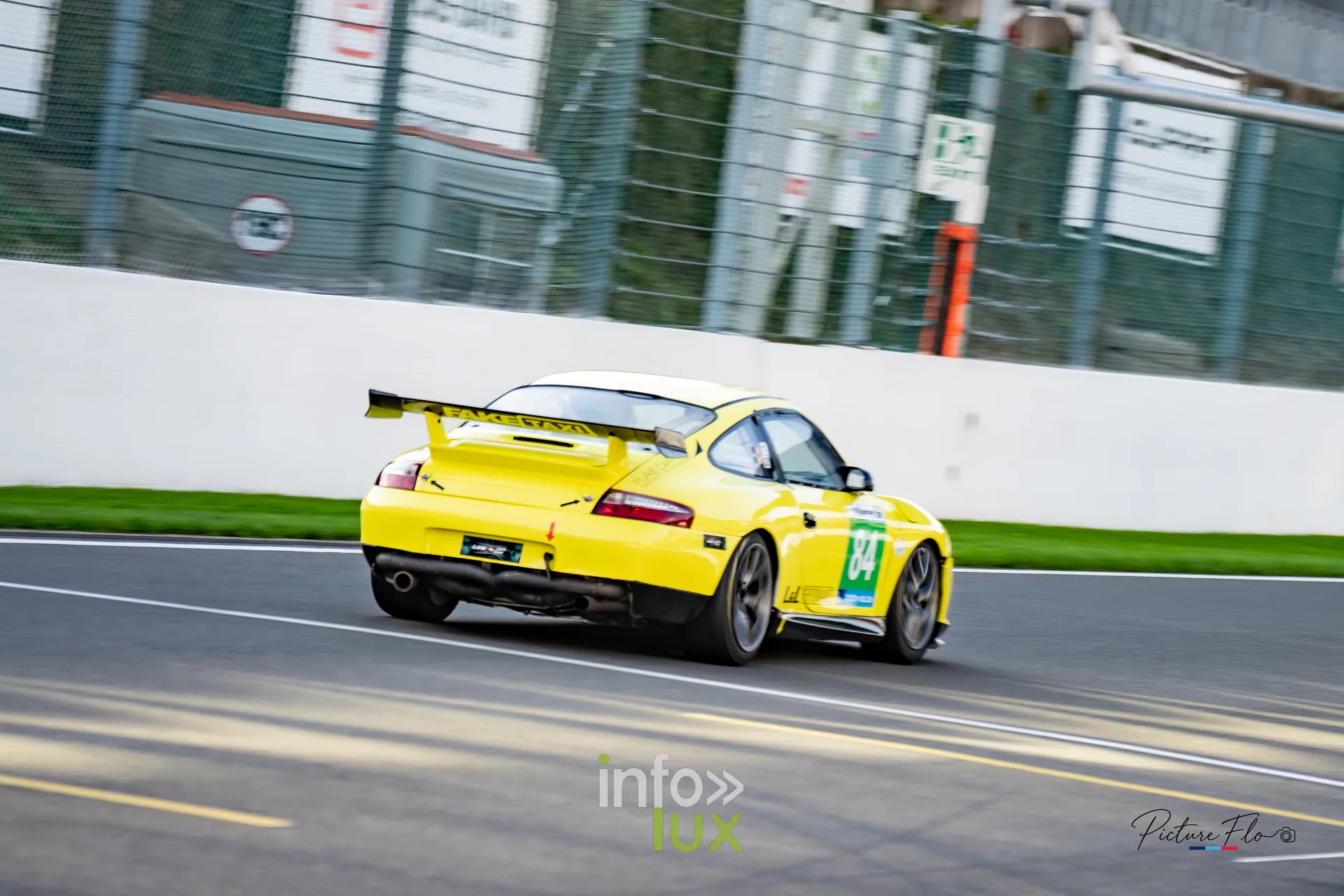 Team 84 au BGDC SuperSpa 2026 à Spa-Francorchamps : la #84 vue de trois quarts arrière