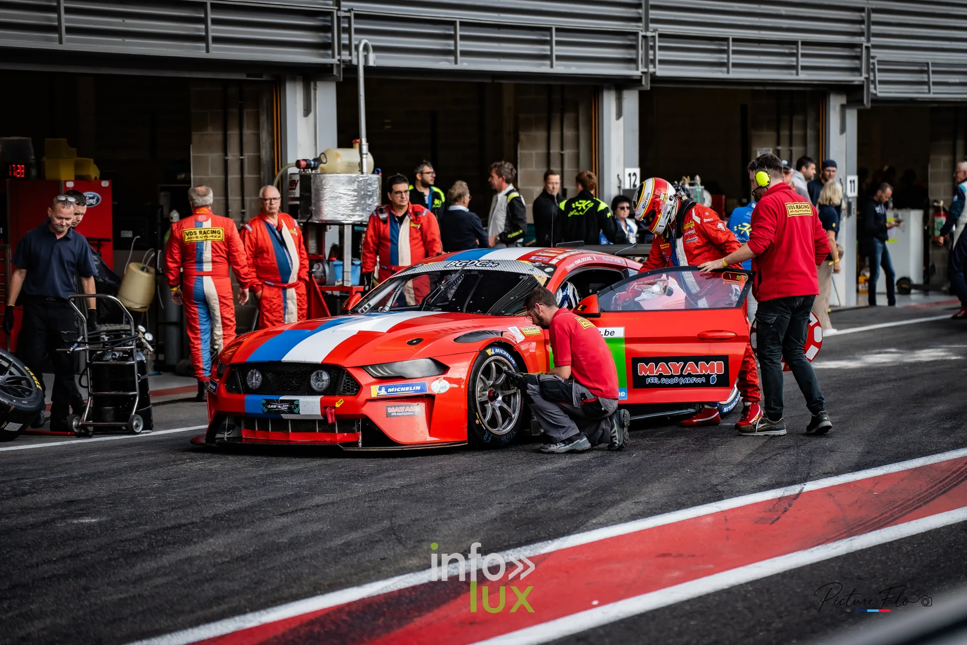 Team 84 au BGDC SuperSpa 2026 à Spa-Francorchamps : des mécaniciens autour de la Mustang rouge #3