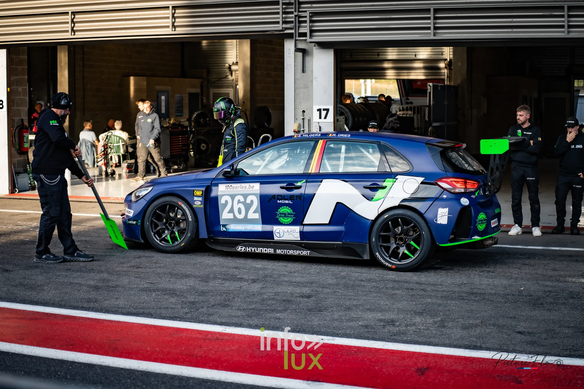 Team 84 au BGDC SuperSpa 2026 à Spa-Francorchamps : la voiture bleue #262 devant son box