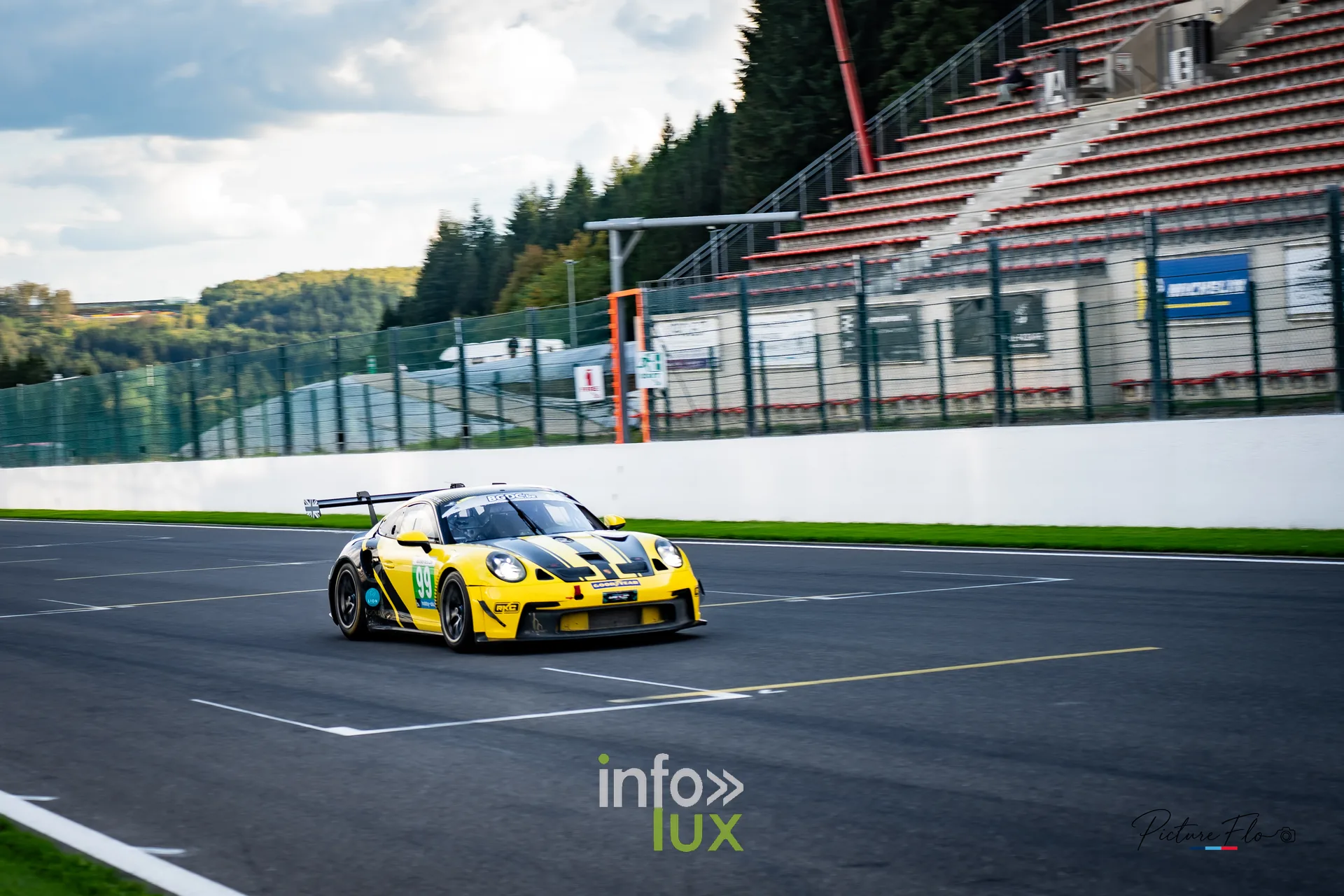 Team 84 au BGDC SuperSpa 2026 à Spa-Francorchamps : une Porsche jaune et noire en piste