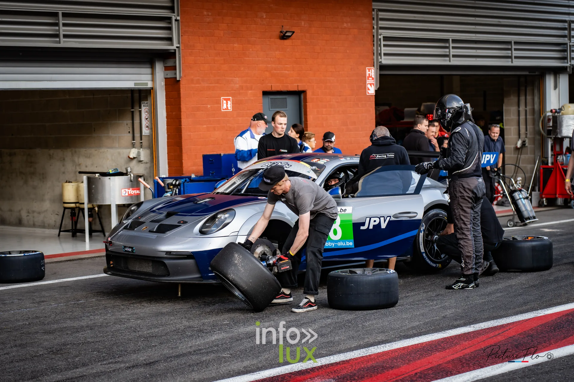 Team 84 au BGDC SuperSpa 2026 à Spa-Francorchamps : changement de roues sur une Porsche grise et bleue