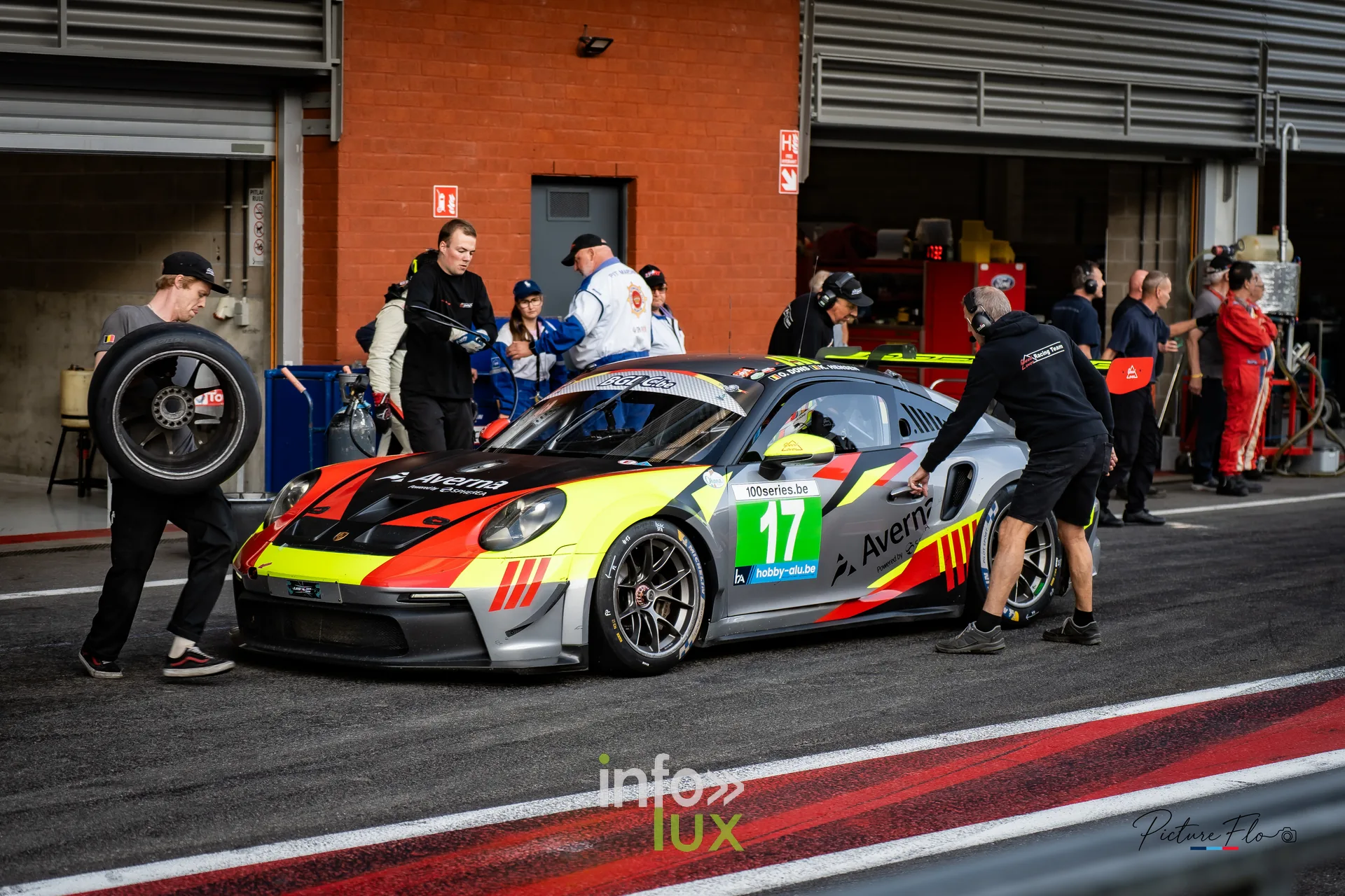 Team 84 au BGDC SuperSpa 2026 à Spa-Francorchamps : des mécaniciens autour de la Porsche #17