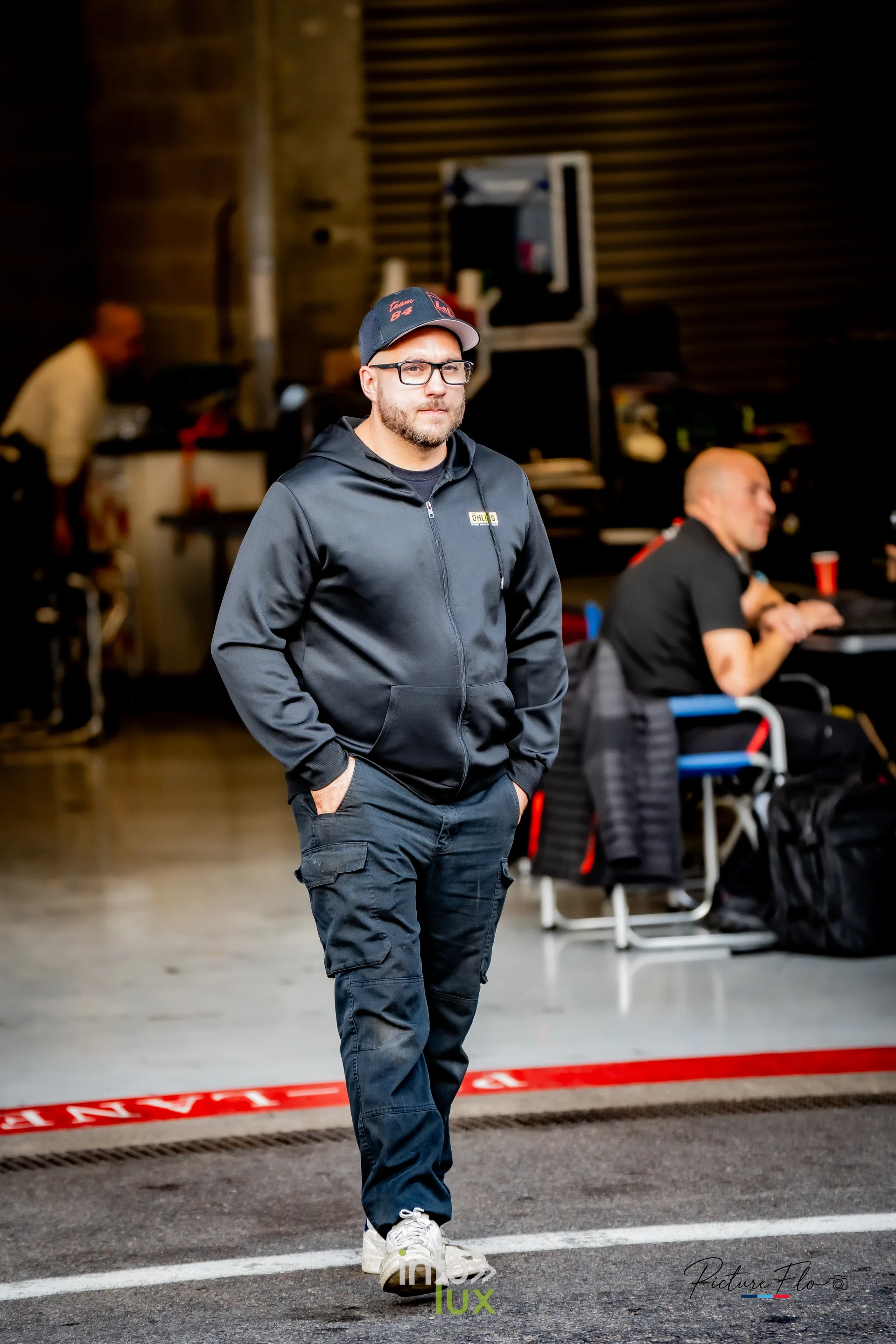 Team 84 au BGDC SuperSpa 2026 à Spa-Francorchamps : un membre d’équipe marche dans la voie des stands