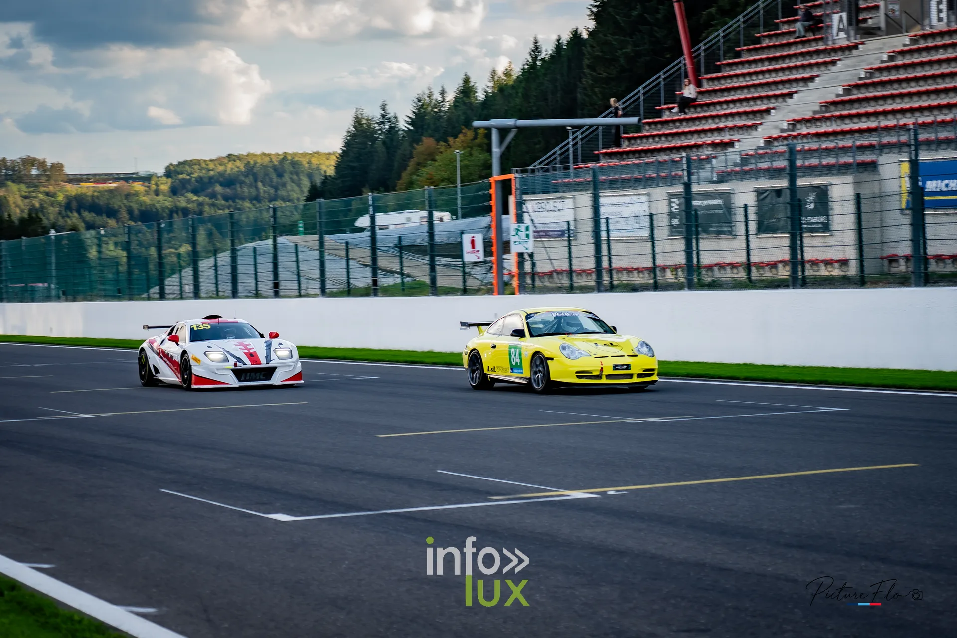 Team 84 au BGDC SuperSpa 2026 à Spa-Francorchamps : la #84 et une concurrente sur la ligne droite