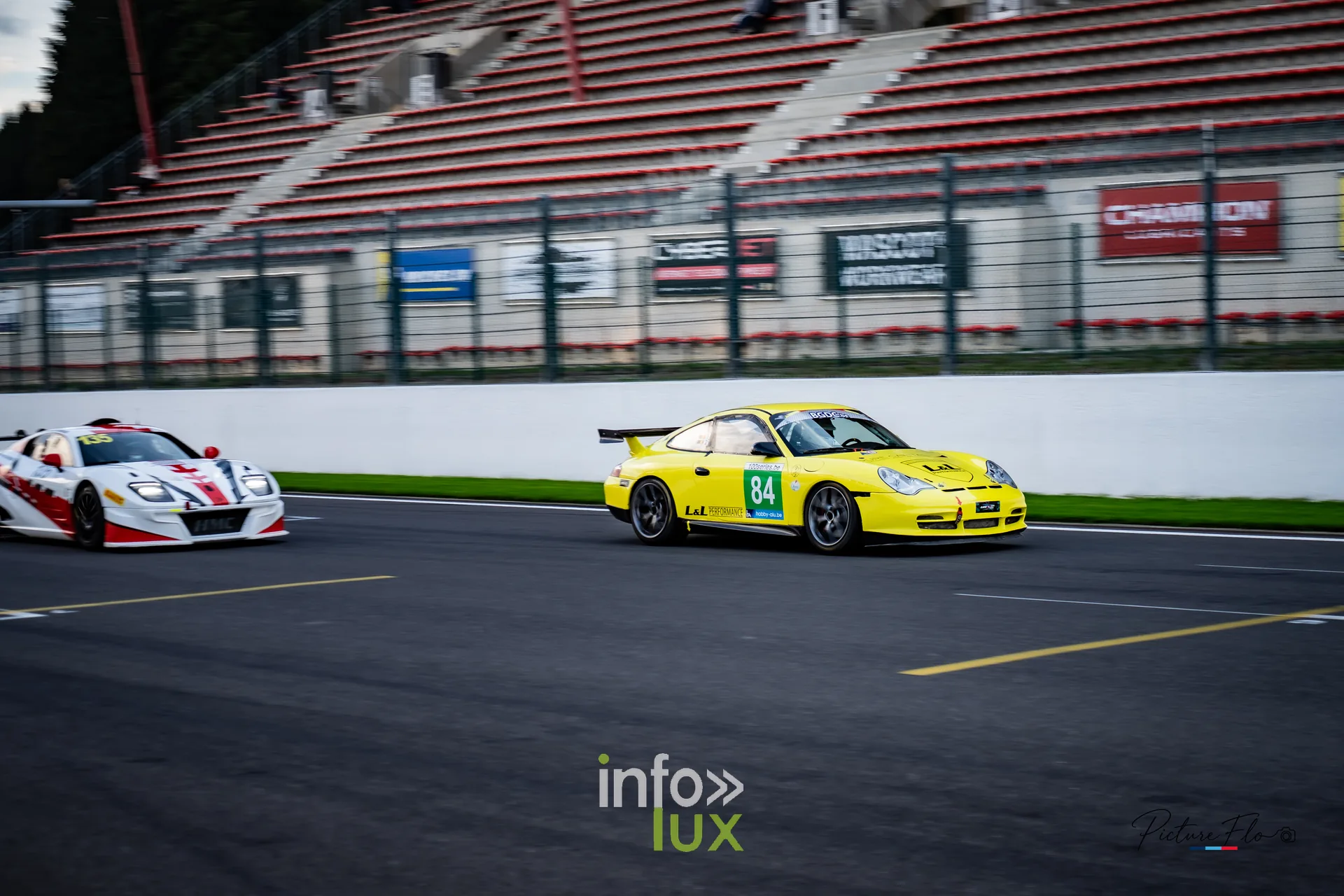 Team 84 au BGDC SuperSpa 2026 à Spa-Francorchamps : la #84 sur la ligne droite des stands