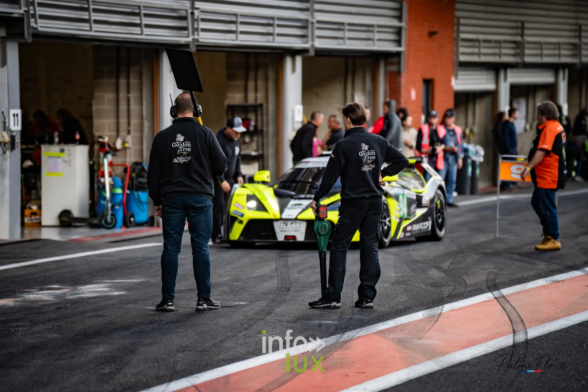 Team 84 au BGDC SuperSpa 2026 à Spa-Francorchamps : des mécaniciens autour d’une voiture jaune fluo