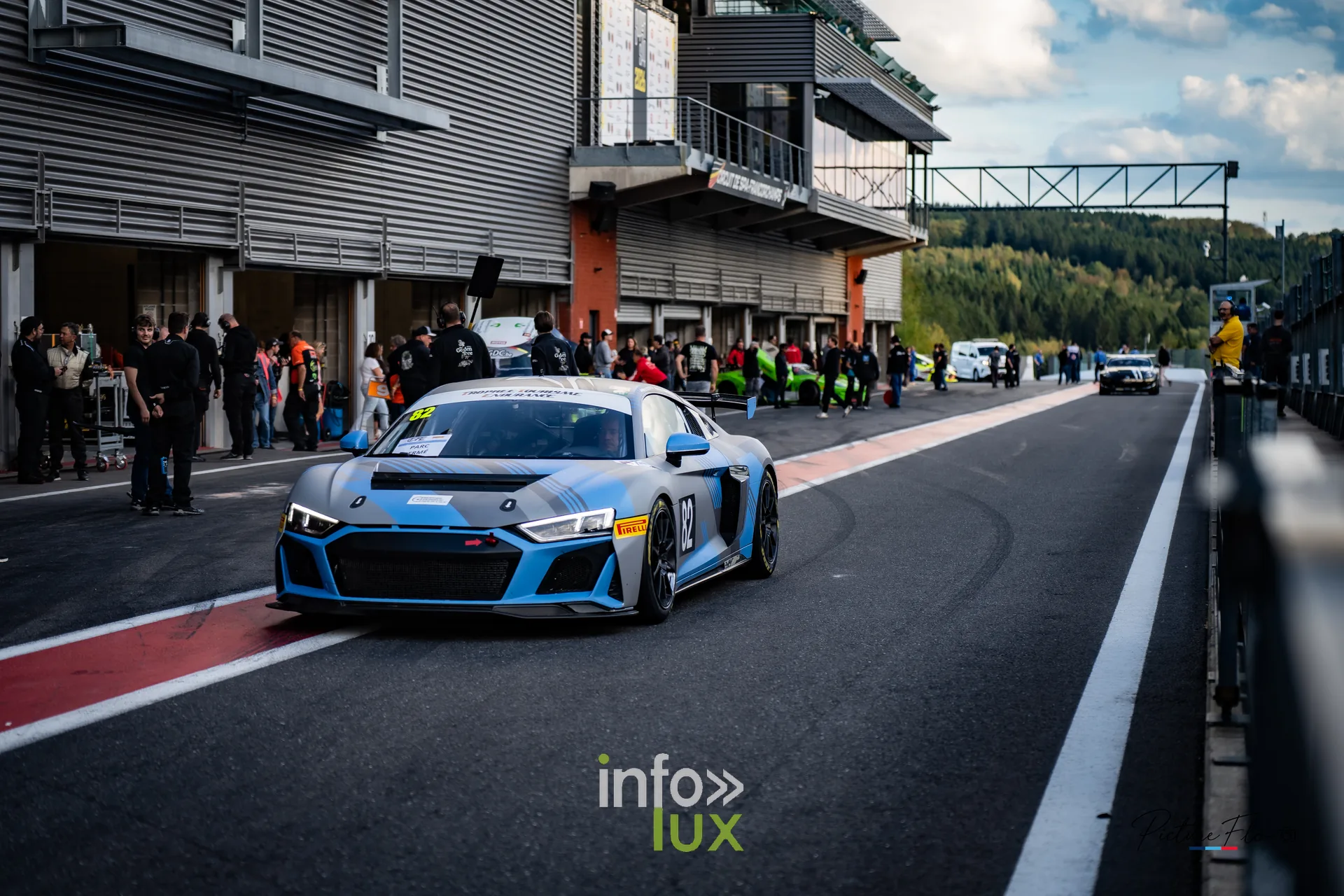 Team 84 au BGDC SuperSpa 2026 à Spa-Francorchamps : une voiture grise et bleue dans la voie des stands