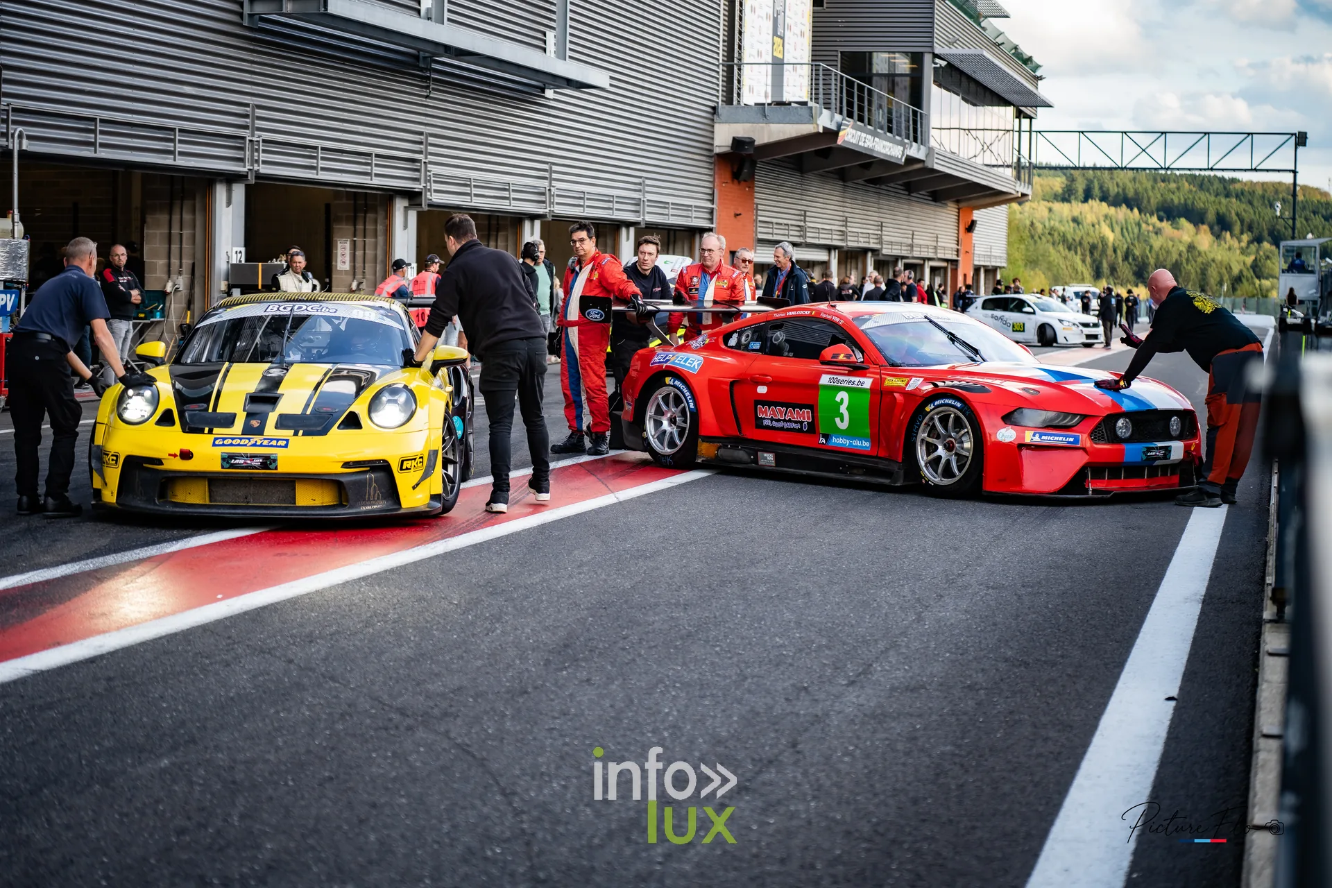 Team 84 au BGDC SuperSpa 2026 à Spa-Francorchamps : la Porsche #99 et la Mustang #3 devant les box
