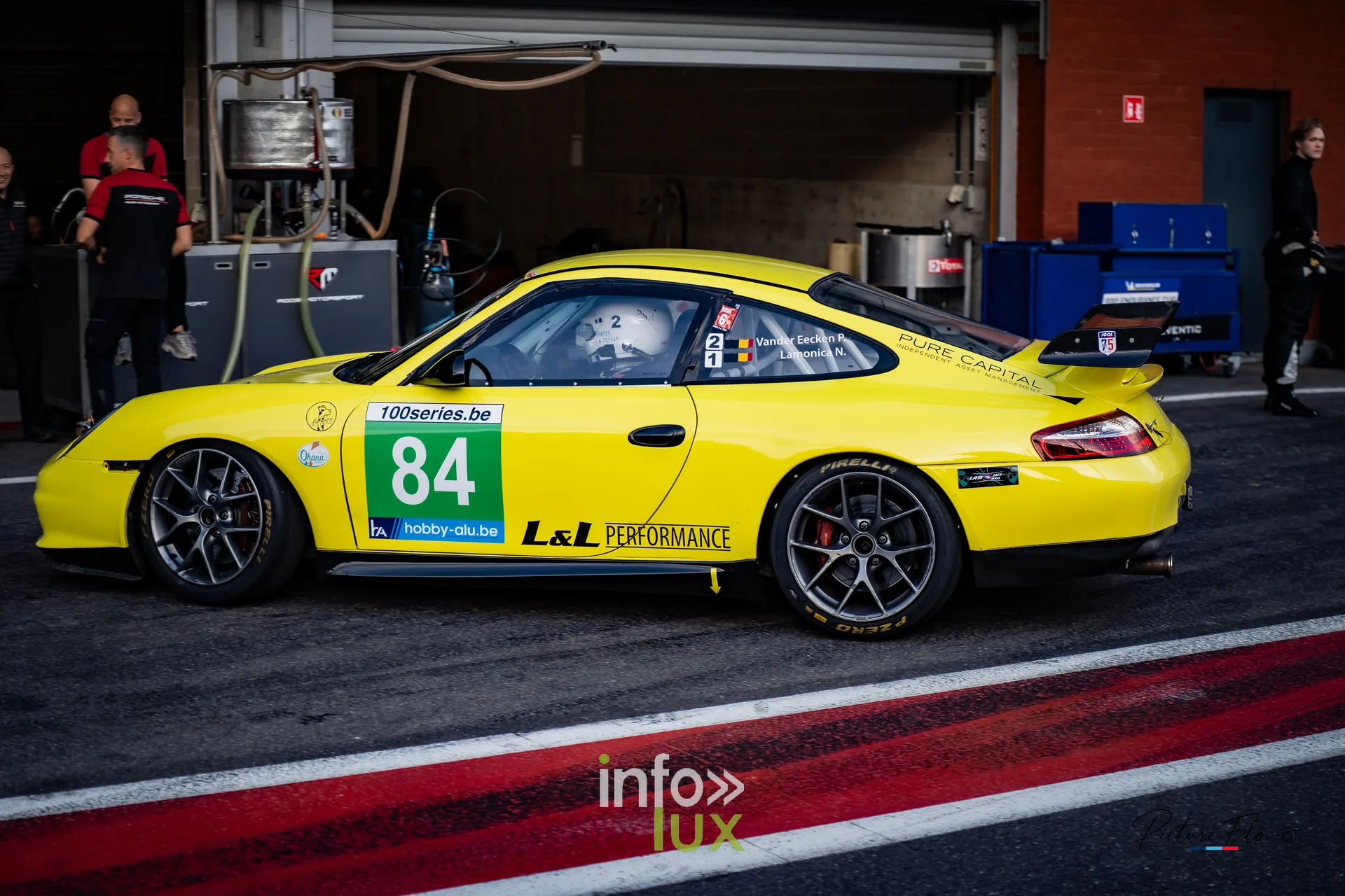 Team 84 au BGDC SuperSpa 2026 à Spa-Francorchamps : la #84 de profil devant le box