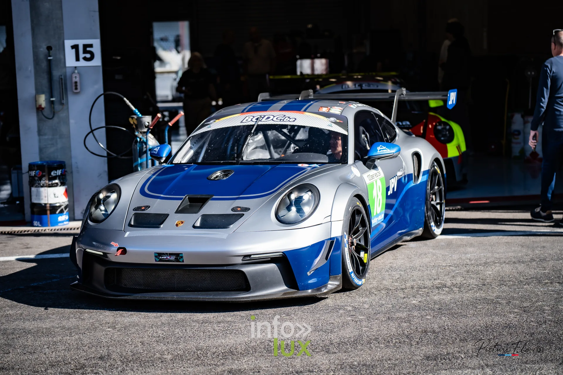 Team 84 au BGDC SuperSpa 2026 à Spa-Francorchamps : une Porsche grise et bleue devant son box