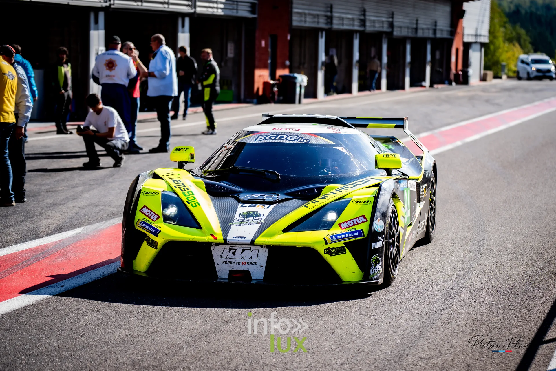 Team 84 au BGDC SuperSpa 2026 à Spa-Francorchamps : une voiture jaune fluo et noire dans la voie des stands