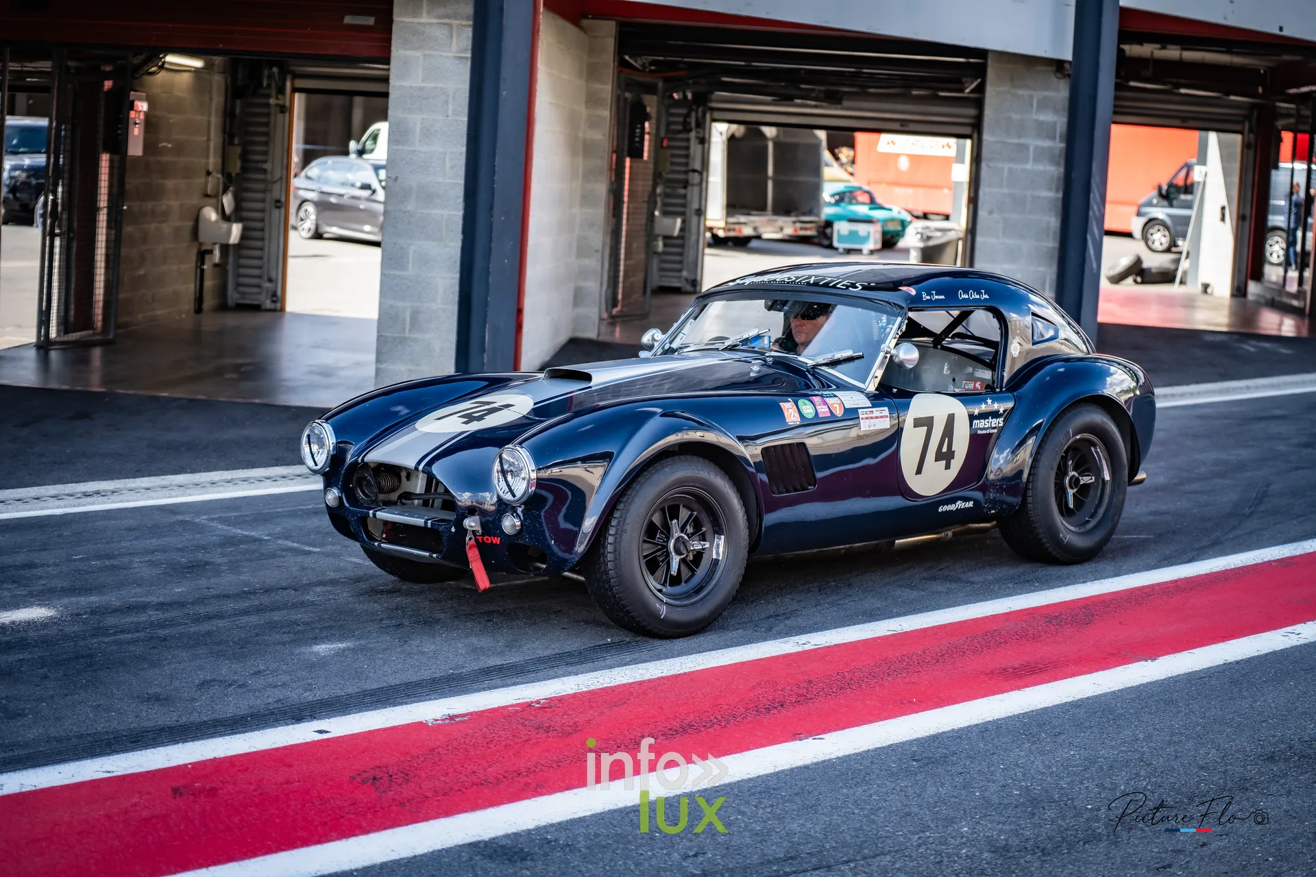 Team 84 au BGDC SuperSpa 2026 à Spa-Francorchamps : la Cobra bleue #74 devant un box