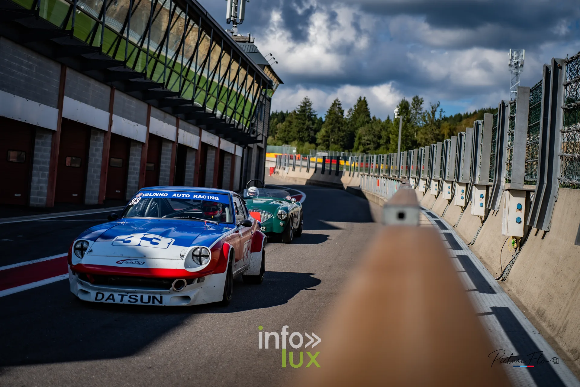 Team 84 au BGDC SuperSpa 2026 à Spa-Francorchamps : la Datsun devant la tour des stands